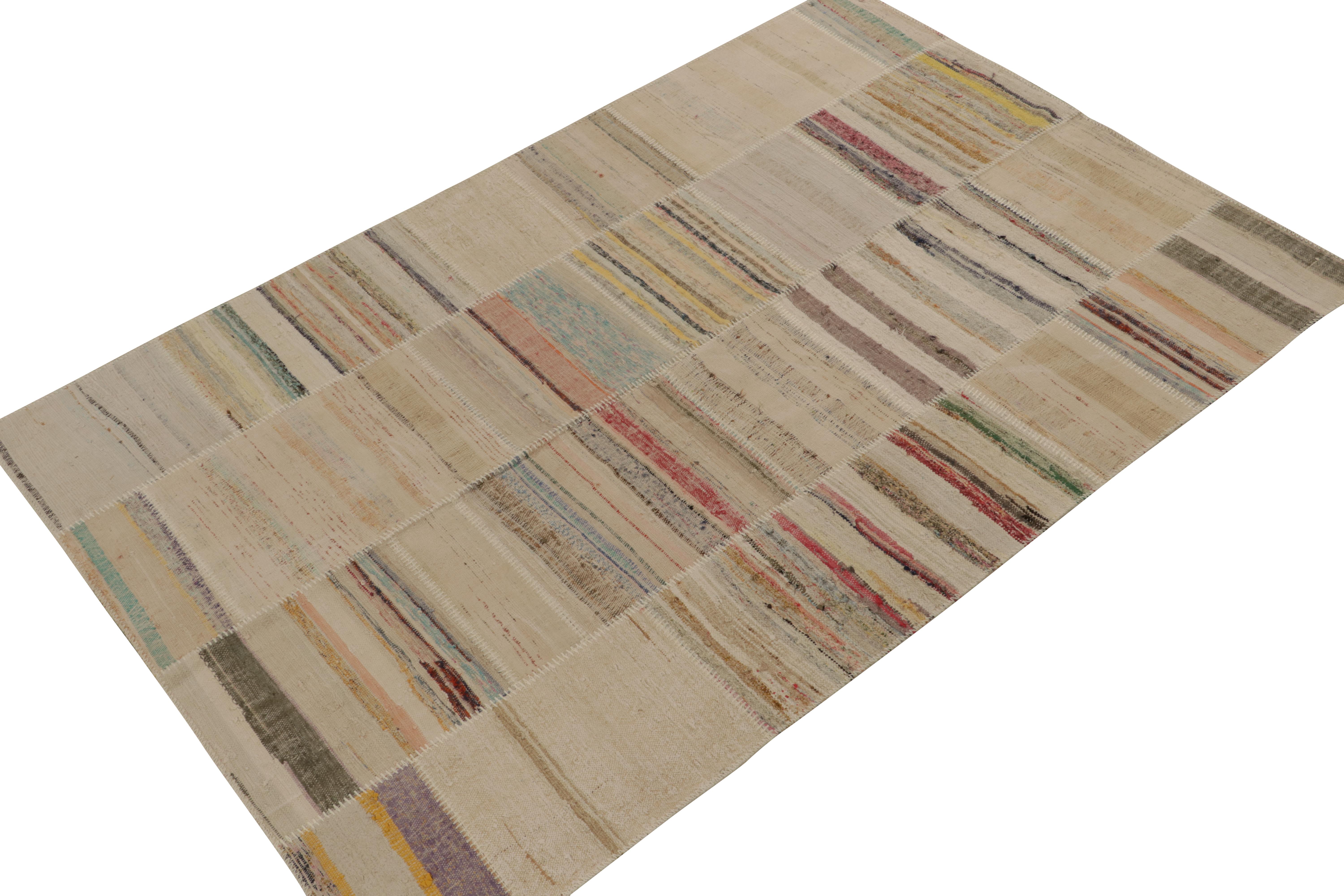 Der handgewebte Wollteppich Rug & Kilim ist ein 6x9 großer zeitgenössischer Teppich aus der innovativen neuen Patchwork-Kilim-Kollektion. 

Über das Design: 

Bei dieser Flachgewebetechnik werden Vintage-Garne in polychromen Streifen und Schlieren