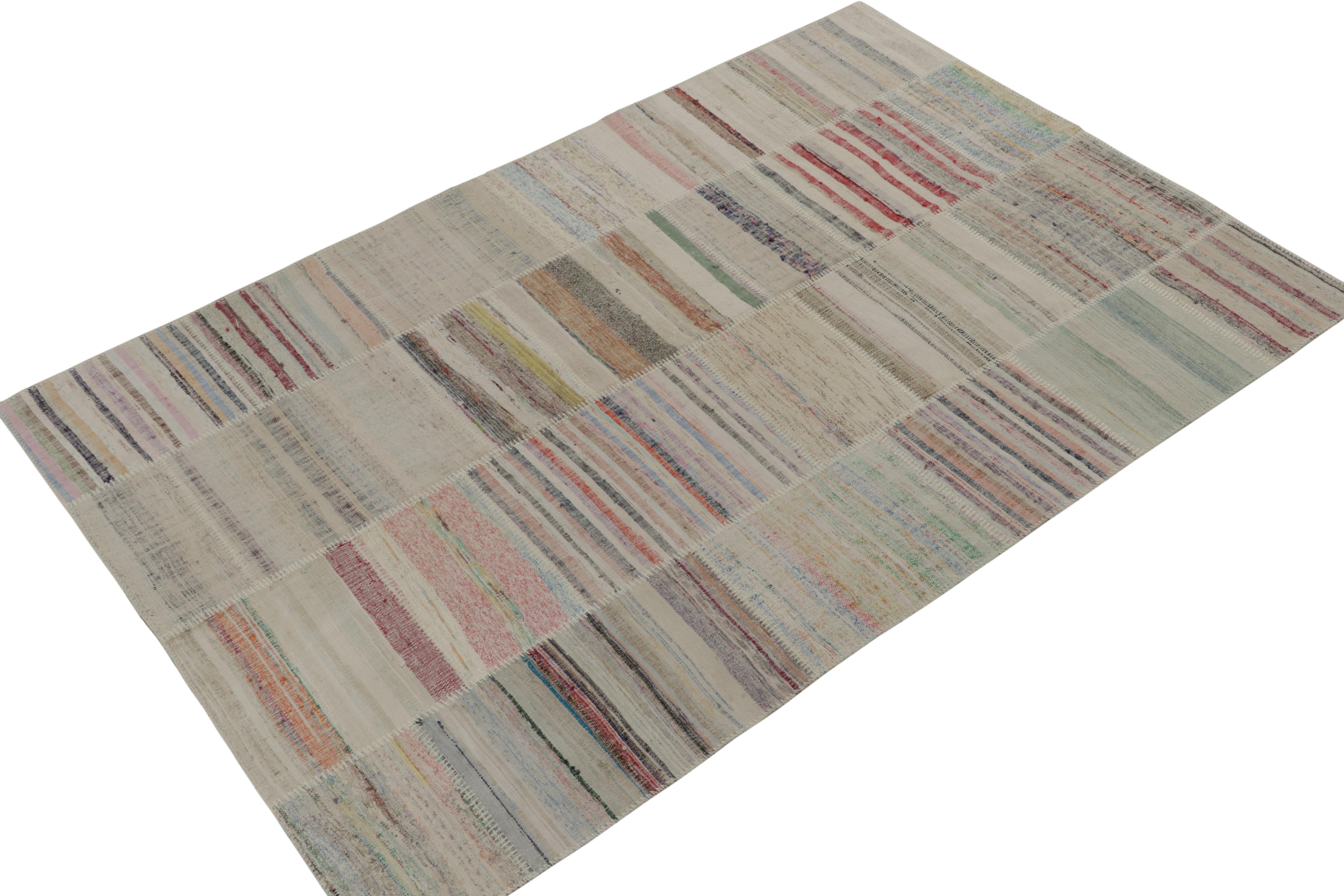 Der handgewebte Wollteppich Rug & Kilim ist ein 6x9 großer zeitgenössischer Teppich aus der innovativen neuen Patchwork-Kilim-Kollektion. 

Über das Design: 

Bei dieser Flachgewebetechnik werden Vintage-Garne in polychromen Streifen und Schlieren