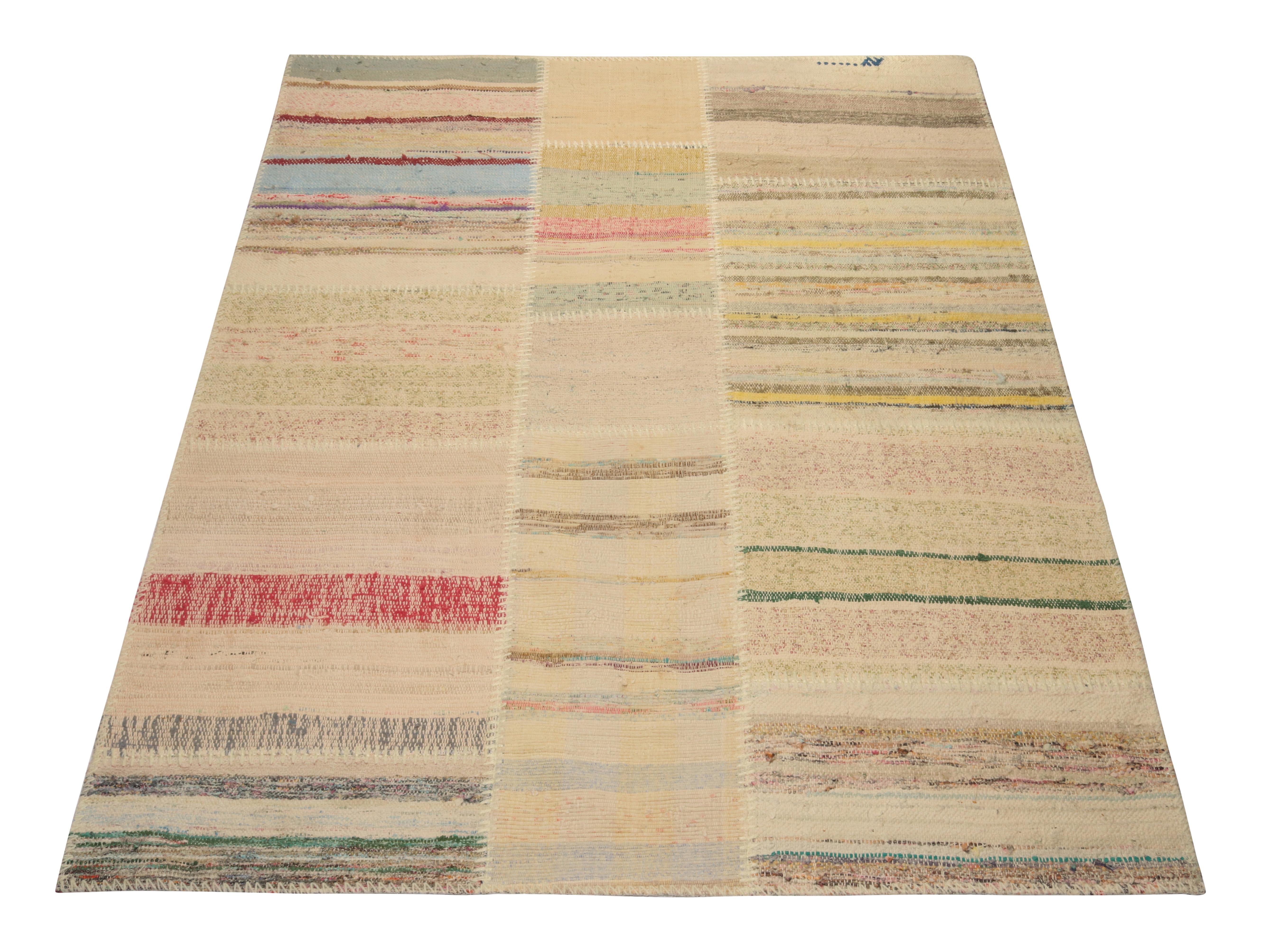 Rug & Kilim präsentiert einen handgewebten Wollteppich im Format 4x5 aus seiner innovativen neuen Patchwork-Kelim-Kollektion. 

Über das Design: 

Bei dieser Flachgewebetechnik werden Vintage-Garne in polychromen Streifen und Schlieren