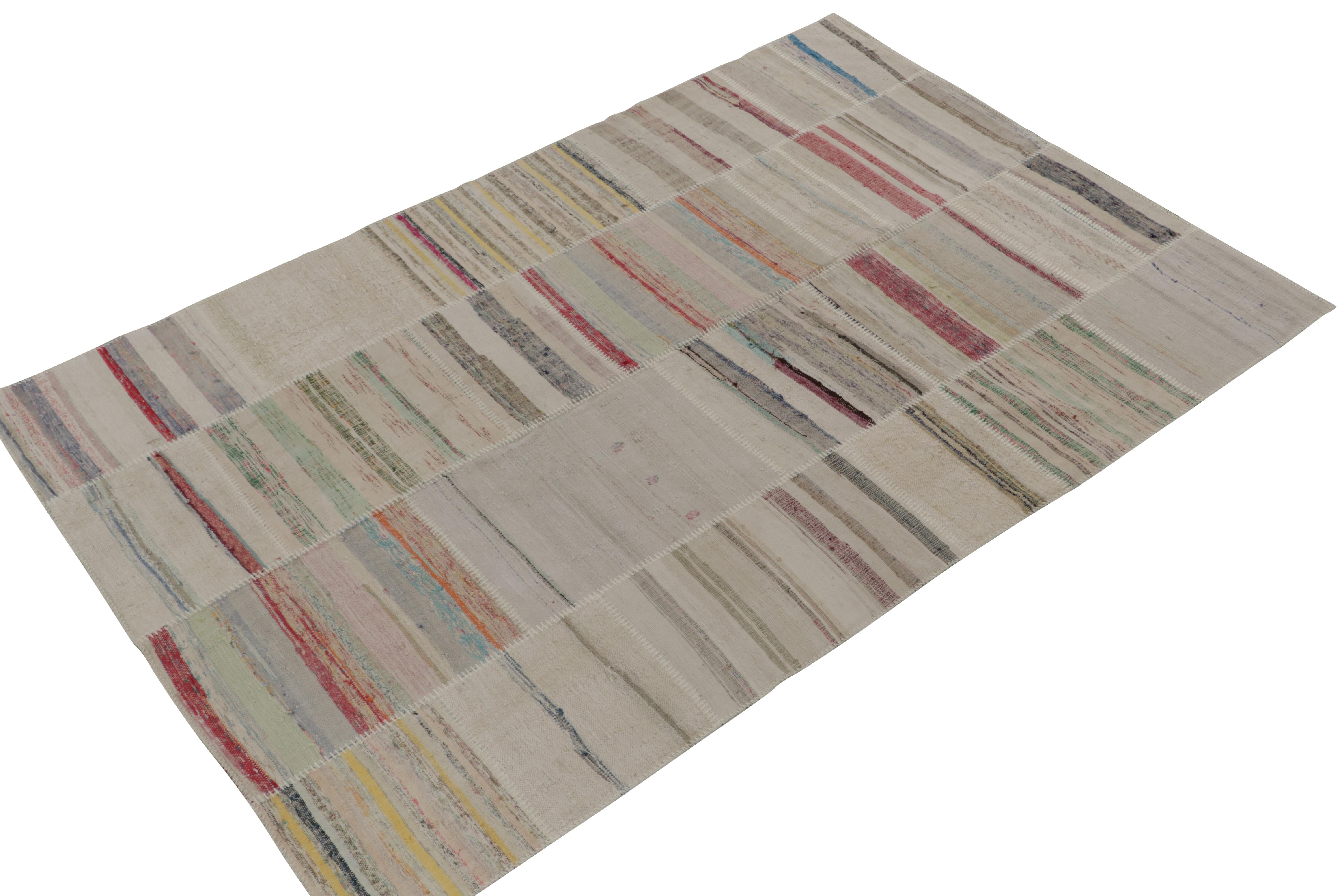 Der handgewebte Wollteppich Rug & Kilim ist ein 6x9 großer zeitgenössischer Teppich aus der innovativen neuen Patchwork-Kilim-Kollektion. 

Über das Design: 

Bei dieser Flachgewebetechnik werden Vintage-Garne in polychromen Streifen und Schlieren