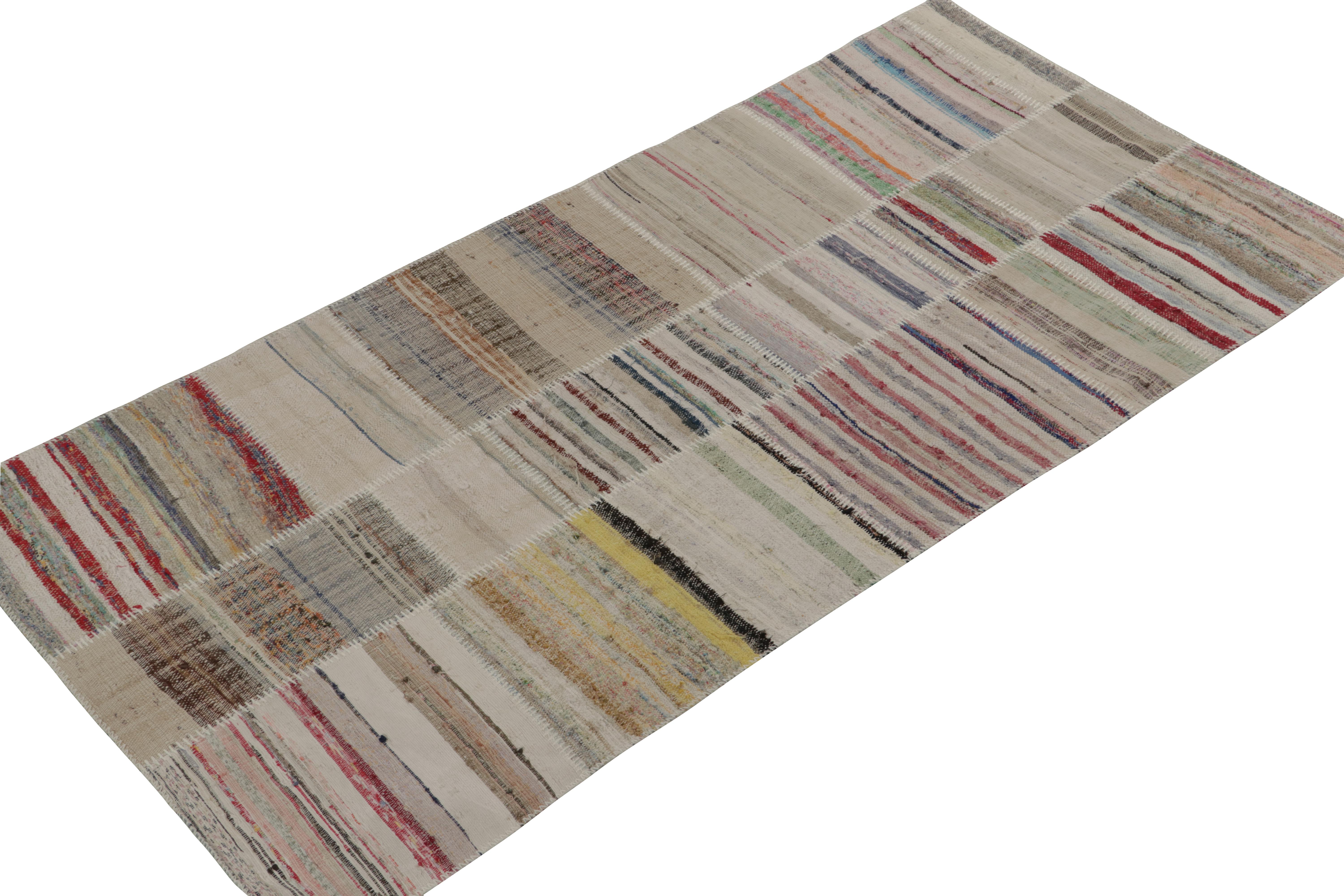Rug & Kilim präsentiert einen handgewebten Wollteppich (4x8) aus seiner innovativen neuen Patchwork-Kelim-Kollektion. 

Über das Design: 

Bei dieser Flachgewebetechnik werden Vintage-Garne in polychromen Streifen und Schlieren wiederverwendet,
