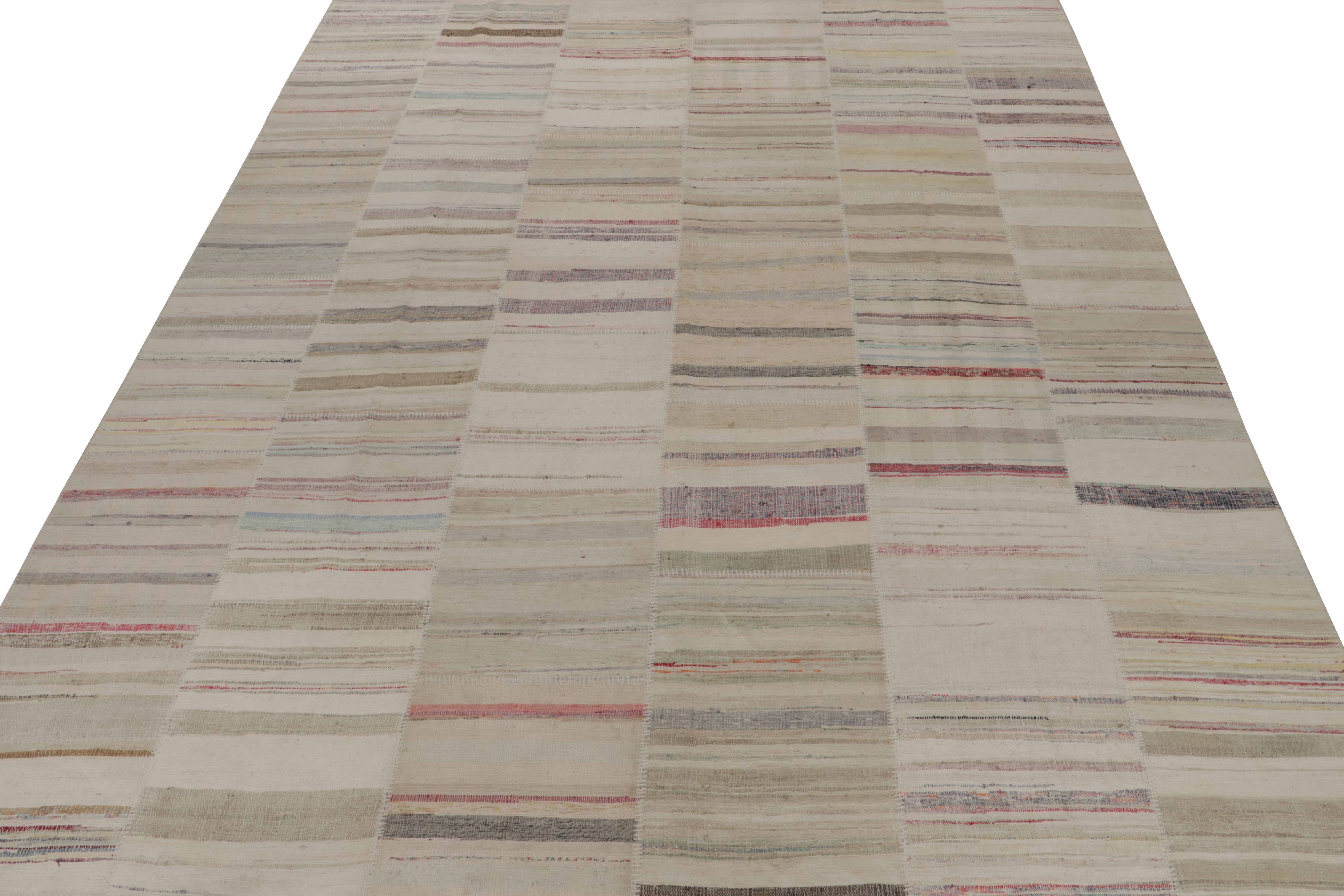 Patchwork-Kilim von Rug & Kilim in polychromen Streifen (Moderne) im Angebot