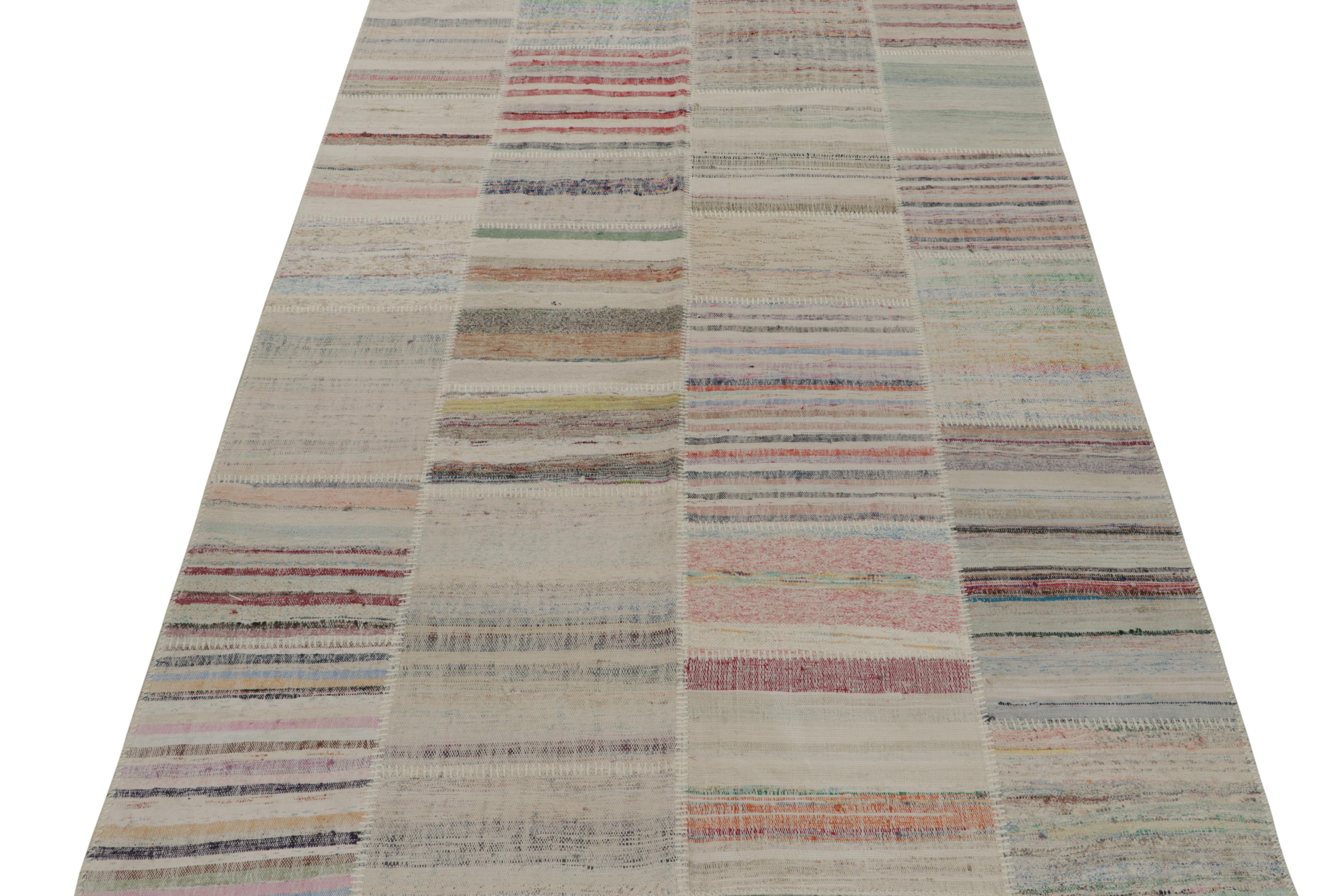 Patchwork-Kilim von Rug & Kilim in polychromen Streifen (Moderne) im Angebot