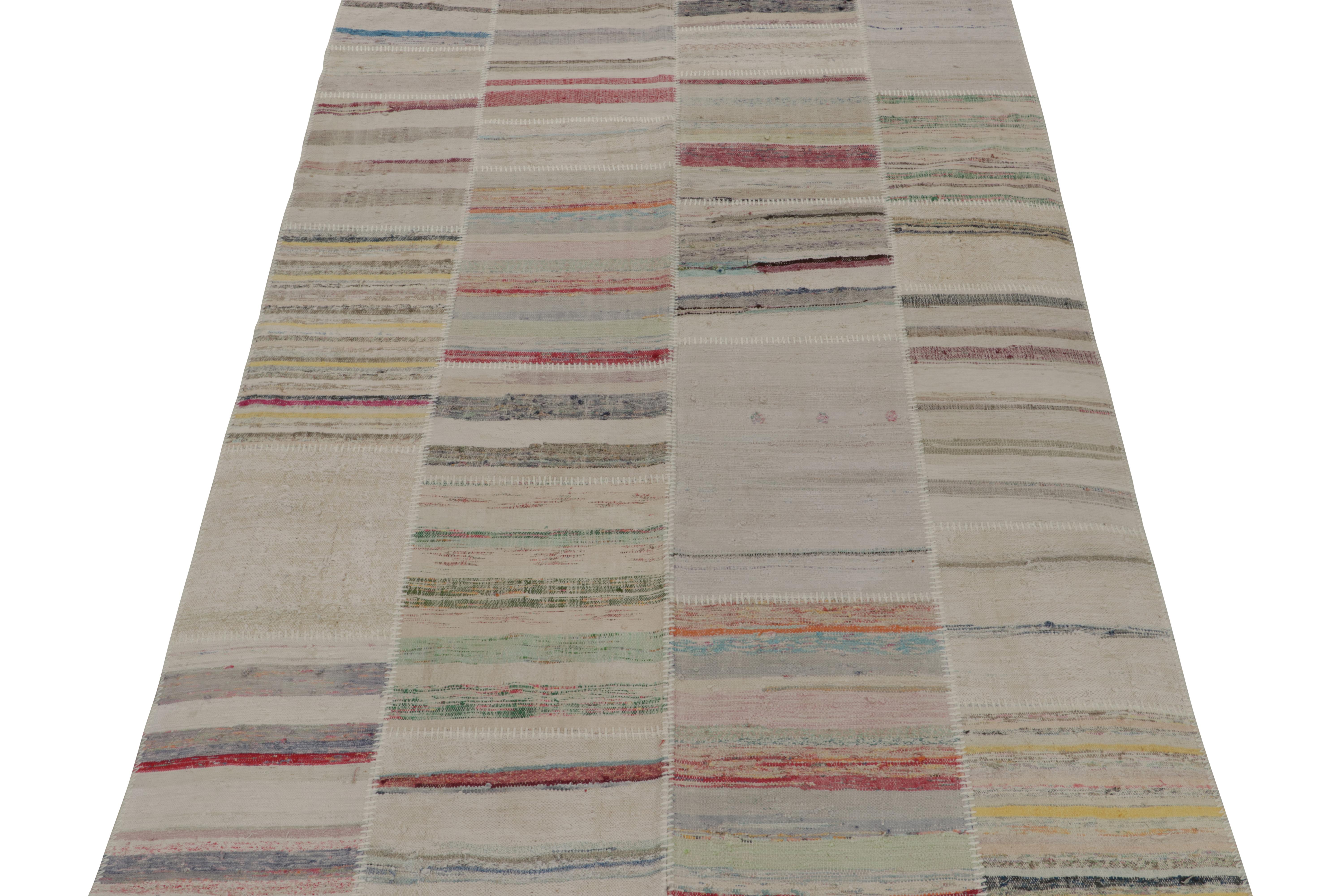 Patchwork-Kilim von Rug & Kilim in polychromen Streifen (Moderne) im Angebot