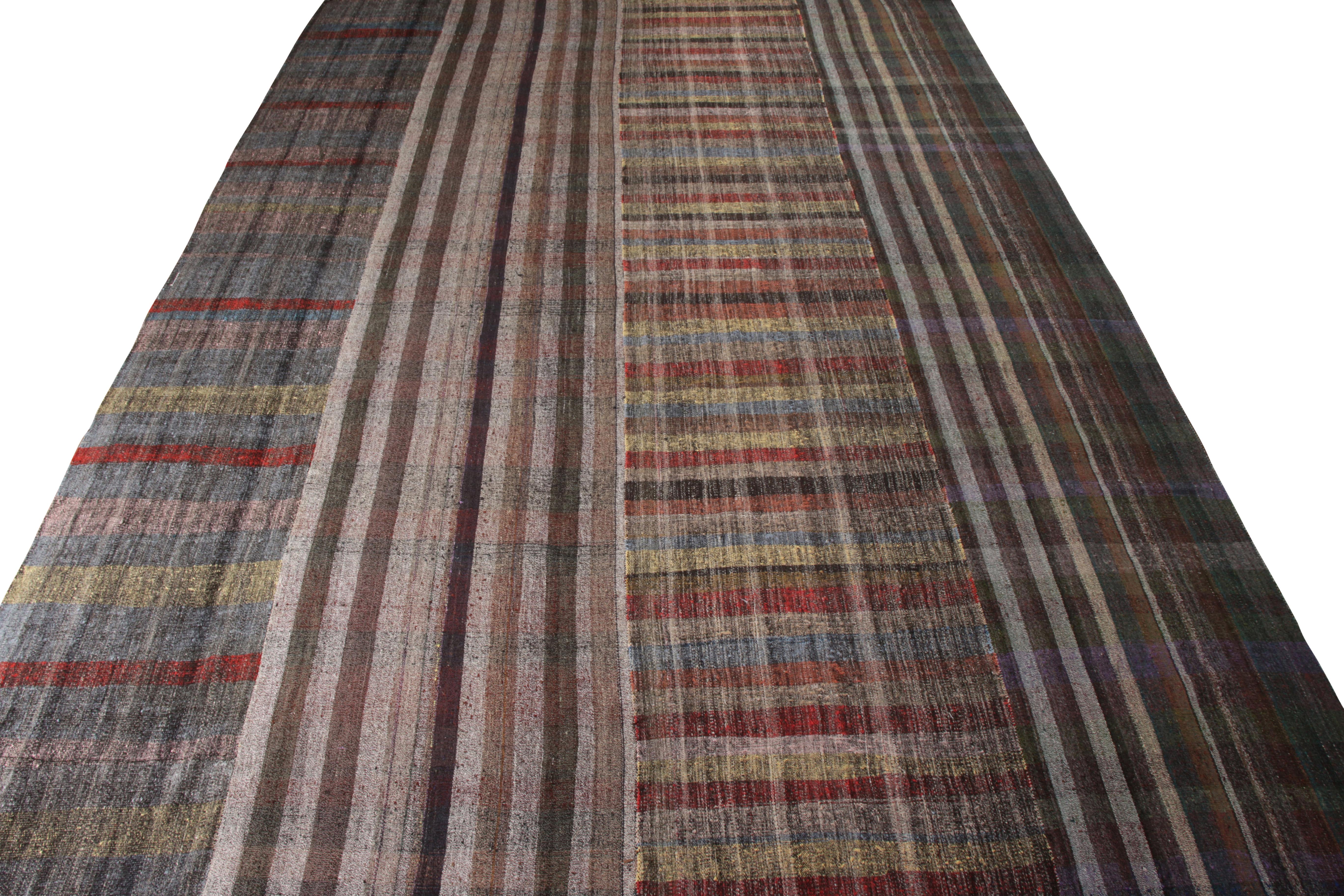 Un'aggiunta raramente vista alla linea Patchwork Kilim di Rug & Kilim, tessuta a mano con splendidi filati vintage che creano un nuovo stile moderno e distintivo. Il beige-marrone e il rosso della palette multicolore sono presenti in tutte le