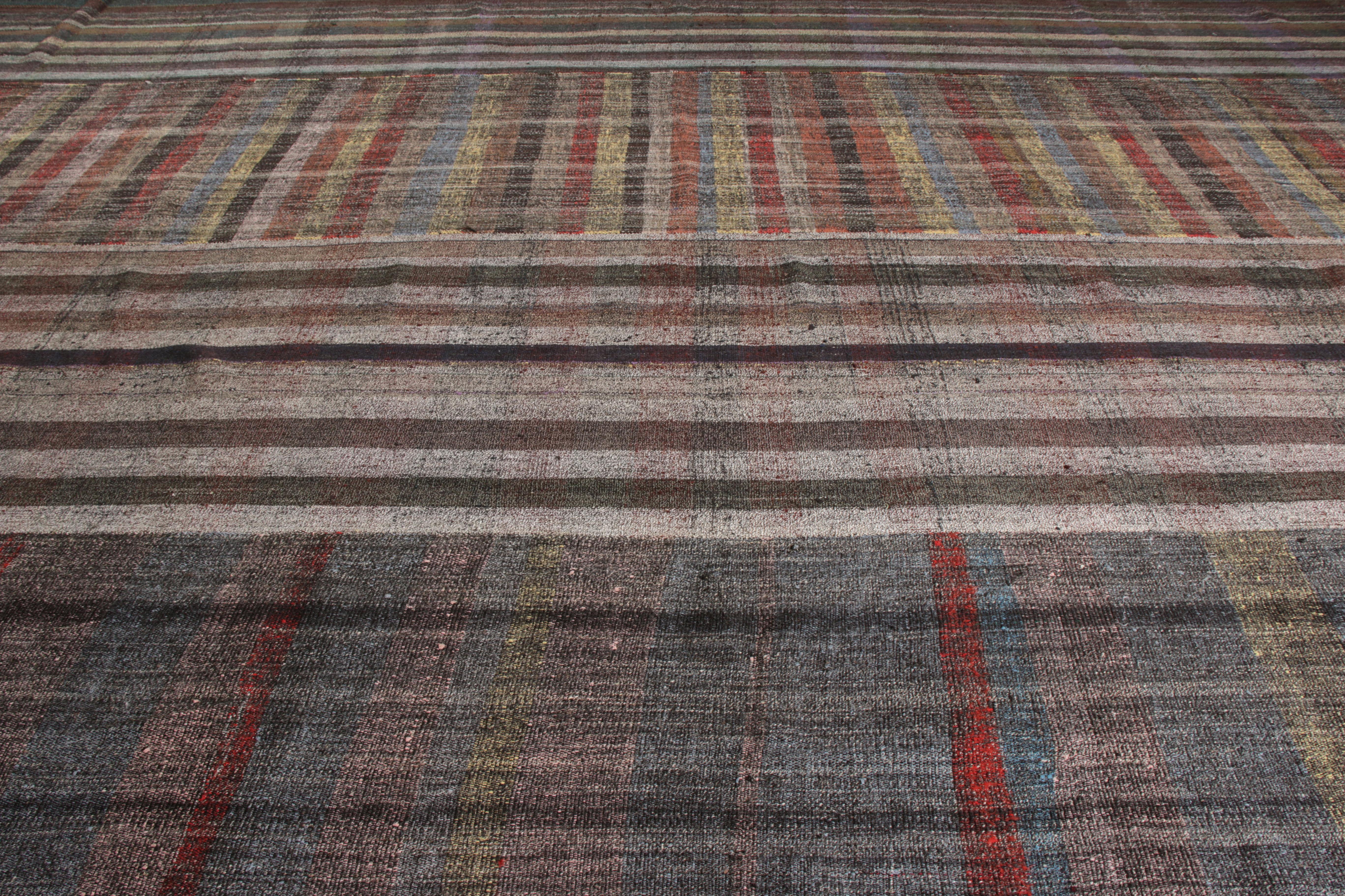 Turco Tappeto Rug & Kilim Patchwork Kilim in beige-marrone con motivi a strisce multicolore in vendita