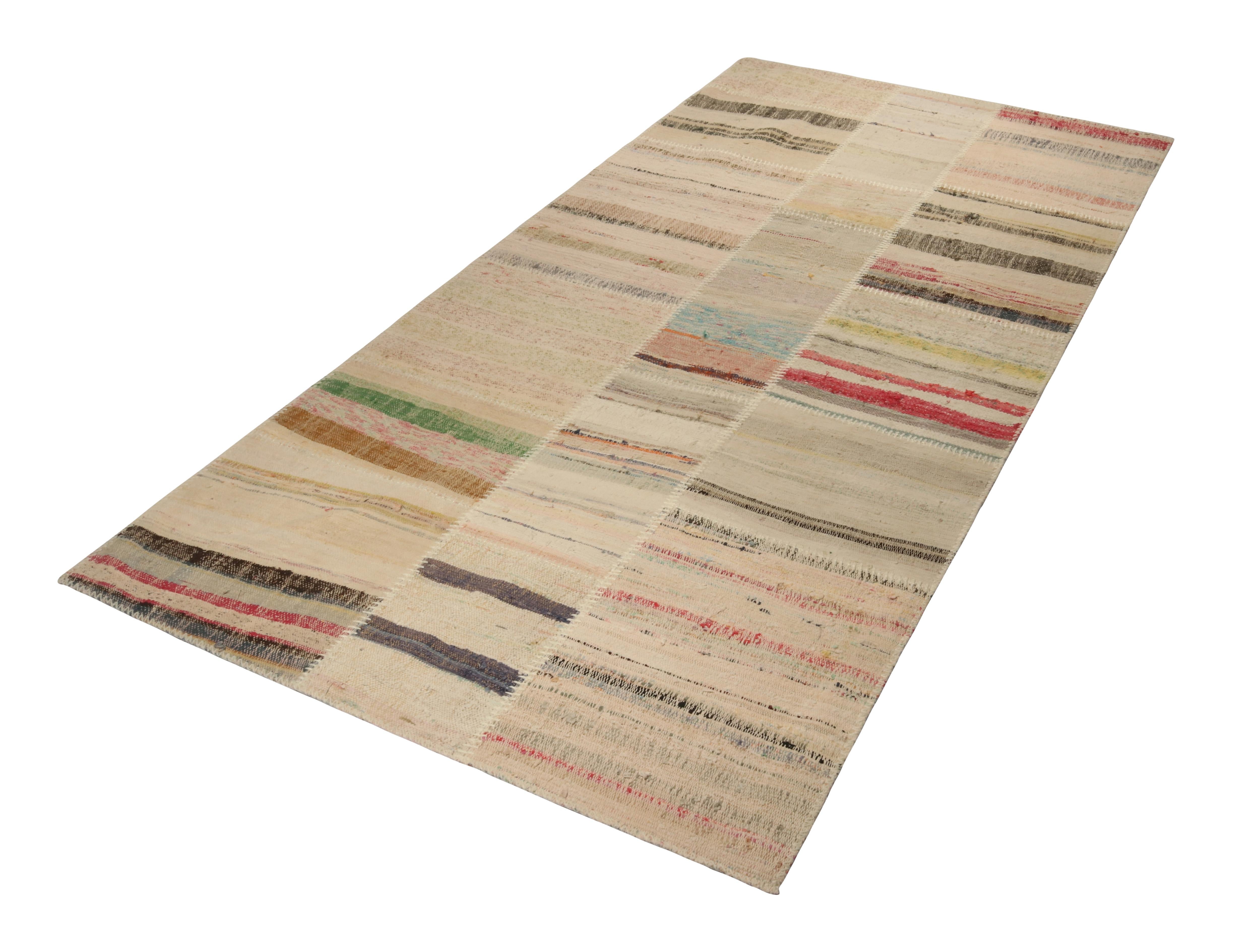 Tissé à la main en laine, rug & Kilim présente un tapis 4x8 de sa nouvelle collection innovante de kilim en patchwork. 

Sur le design : 

Cette technique de tissage à plat réutilise des fils vintage dans des rayures et des stries