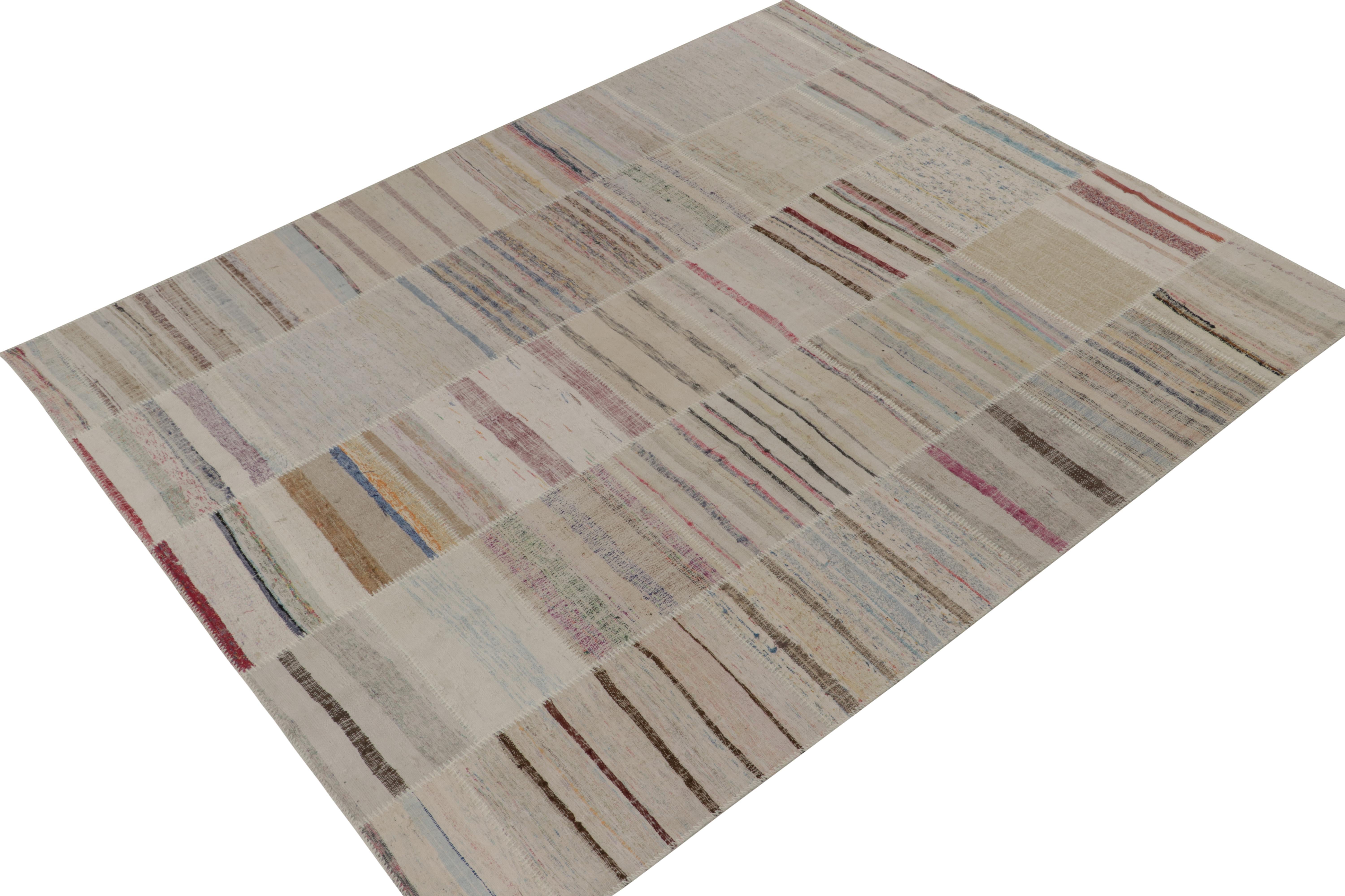 Rug & Kilim presenta una alfombra contemporánea de 8x10 de su nueva e innovadora colección de patchwork kilim. 

Sobre el diseño: 

Esta técnica de tejido plano reutiliza hilos vintage en rayas y estrías policromáticas, consiguiendo un aspecto