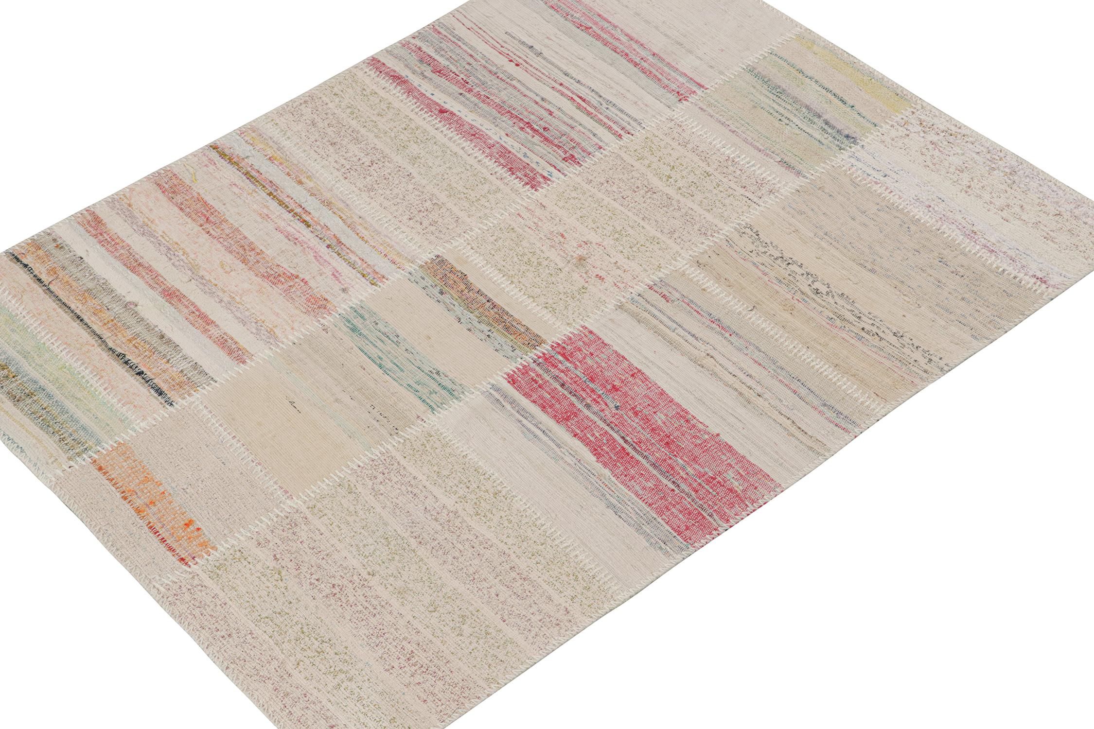 Rug & Kilim présente un tapis contemporain 4x5 de leur nouvelle collection innovante de kilim en patchwork.

Plus loin sur le Design :

Cette technique de tissage à plat réutilise des fils vintage dans des rayures et des stries polychromatiques,