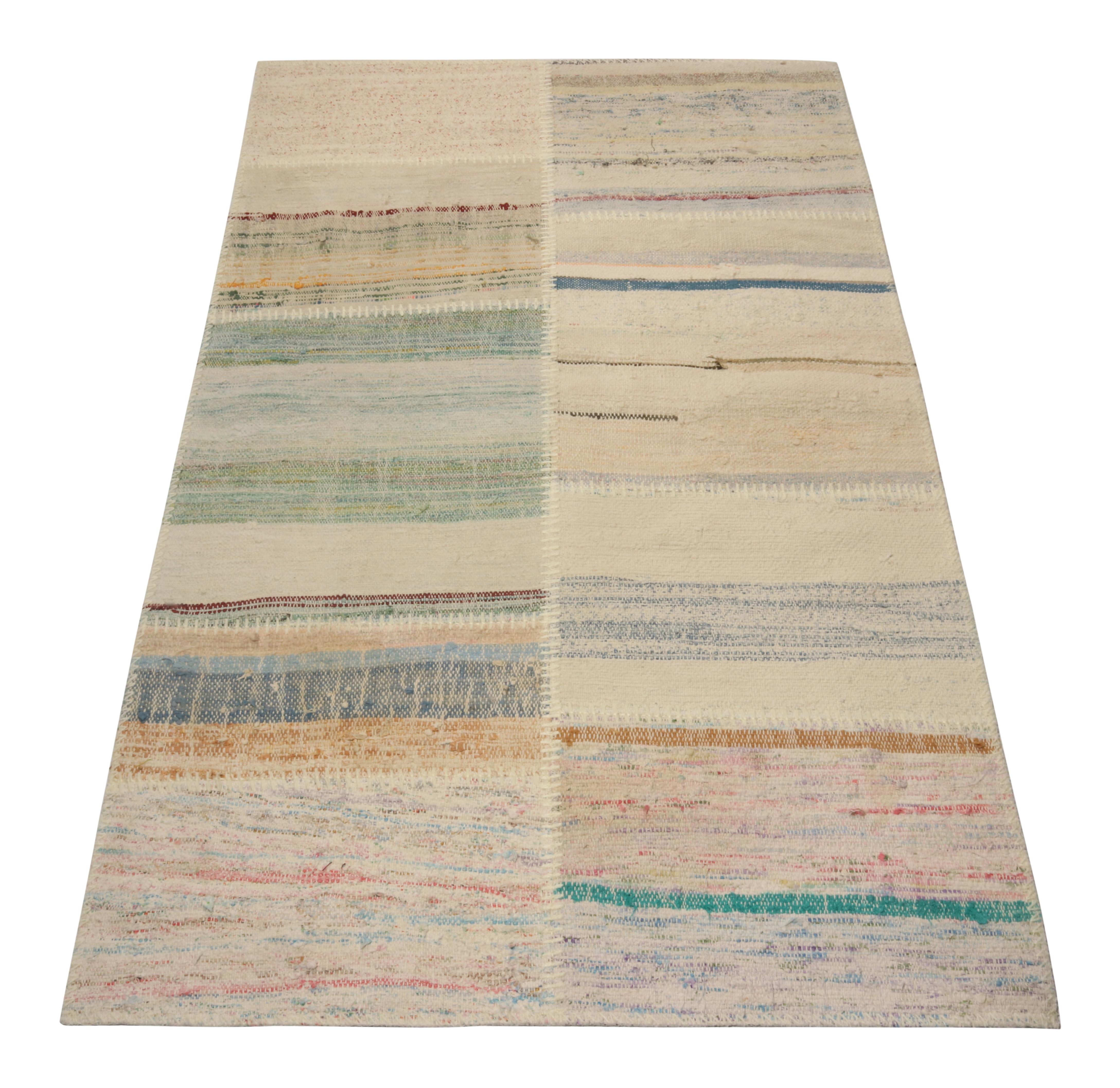 Rug & Kilim präsentiert einen handgewebten Wollteppich 3x5 aus seiner innovativen neuen Patchwork-Kelim-Kollektion. 

Über das Design: 

Bei dieser Flachgewebetechnik werden Vintage-Garne in polychromen Streifen und Schlieren wiederverwendet,