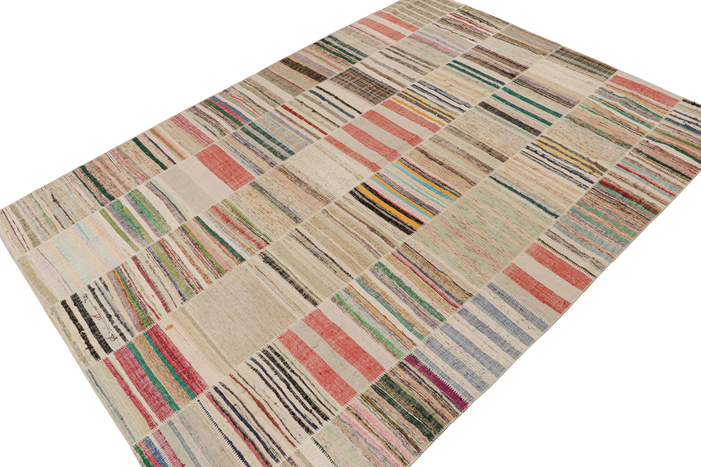 Rug & Kilim präsentiert einen modernen 10x14-Teppich aus ihrer innovativen neuen Patchwork-Kelim-Kollektion. 

Über das Design: 

Bei dieser Flachgewebetechnik werden Vintage-Garne in polychromen Streifen und Schlieren wiederverwendet, wodurch ein