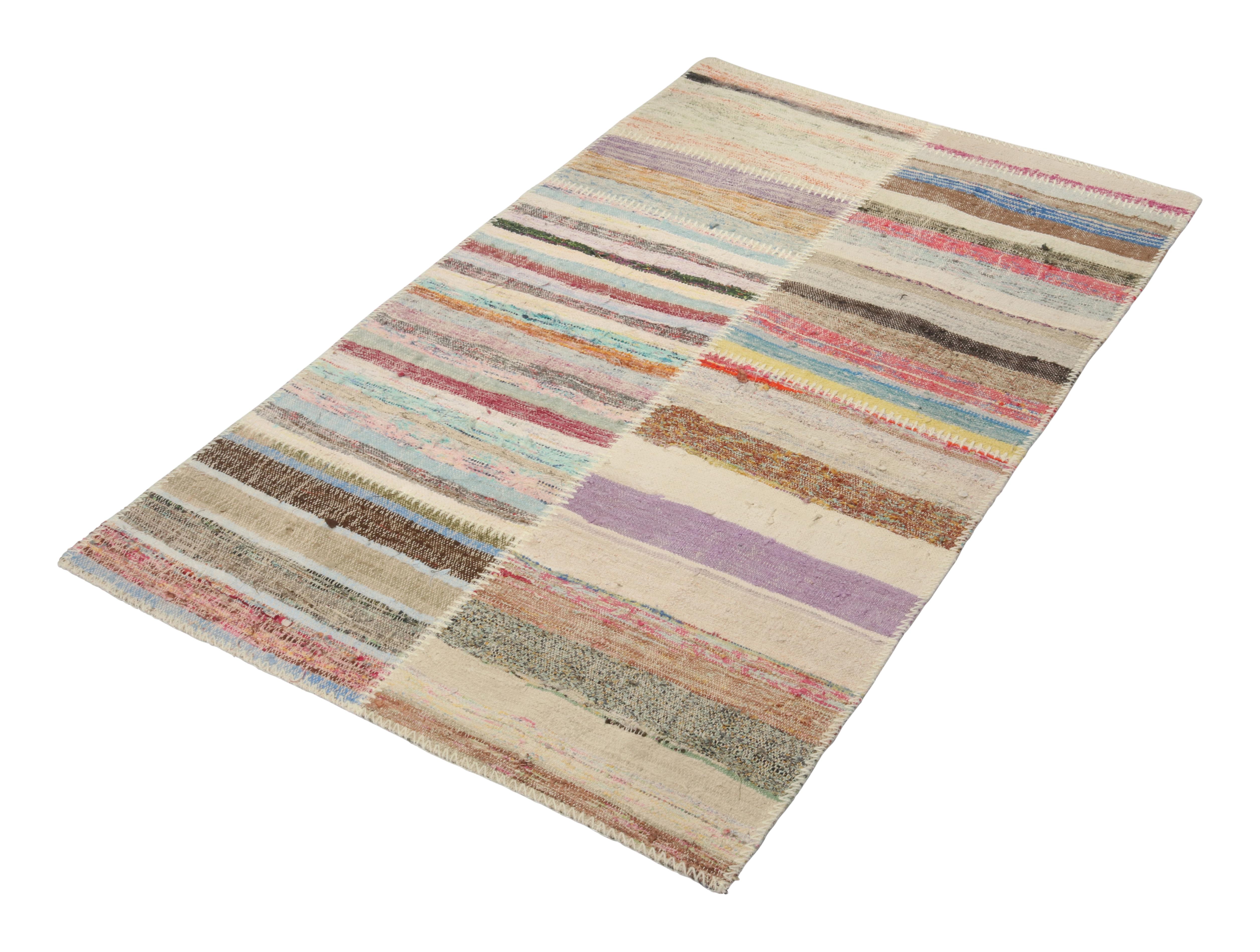 Rug & Kilim presenta un tappeto contemporaneo 3x5 tessuto a mano in lana, appartenente alla sua nuova e innovativa collezione di kilim patchwork. 

Sul design: 

Questa tecnica di tessitura piatta riutilizza filati vintage in strisce e striature