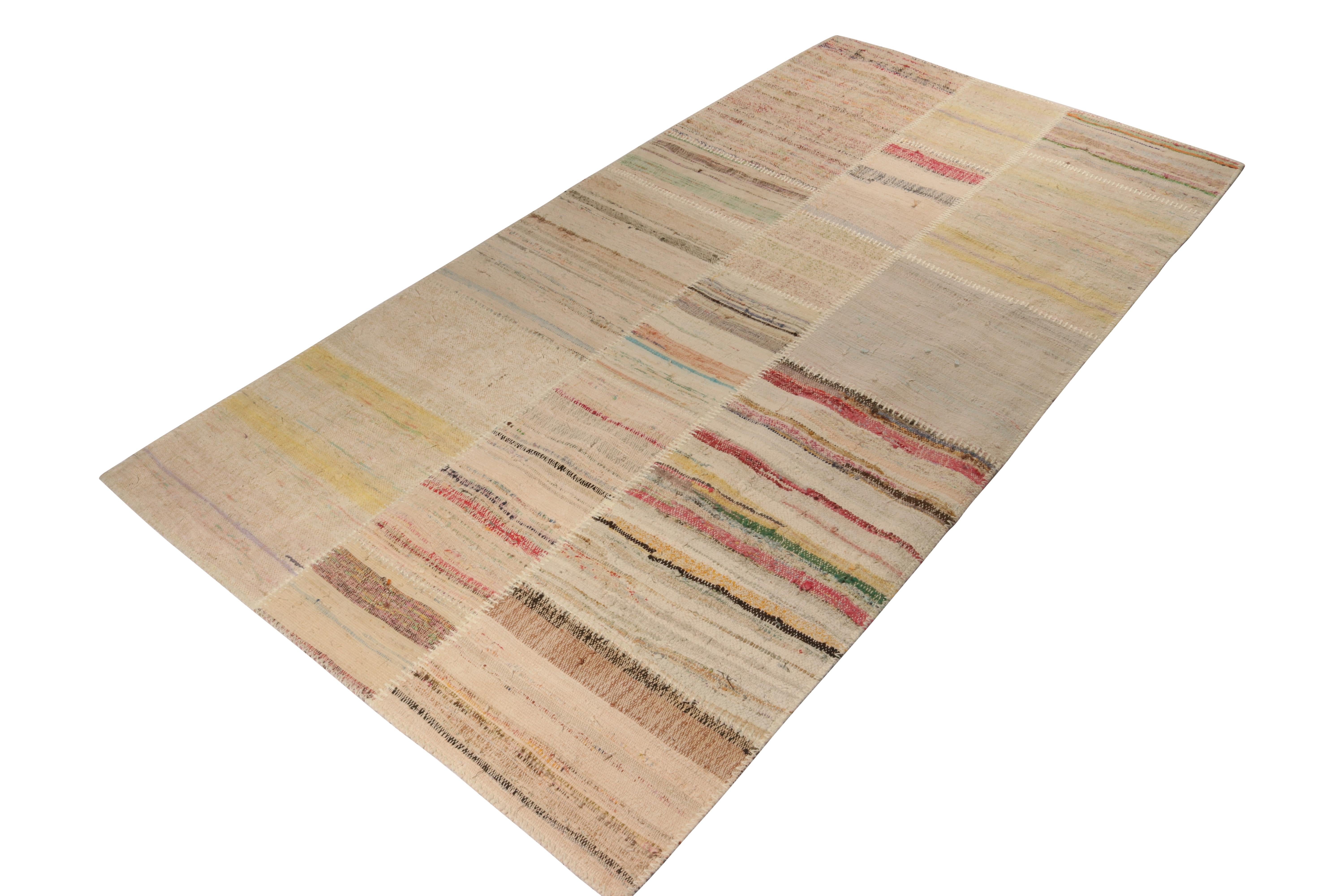 Rug & Kilim präsentiert einen handgewebten Wollteppich (4x8) aus ihrer innovativen neuen Patchwork-Kilim-Kollektion. 

Über das Design: 

Bei dieser Flachgewebetechnik werden Vintage-Garne in polychromen Streifen und Schlieren wiederverwendet,