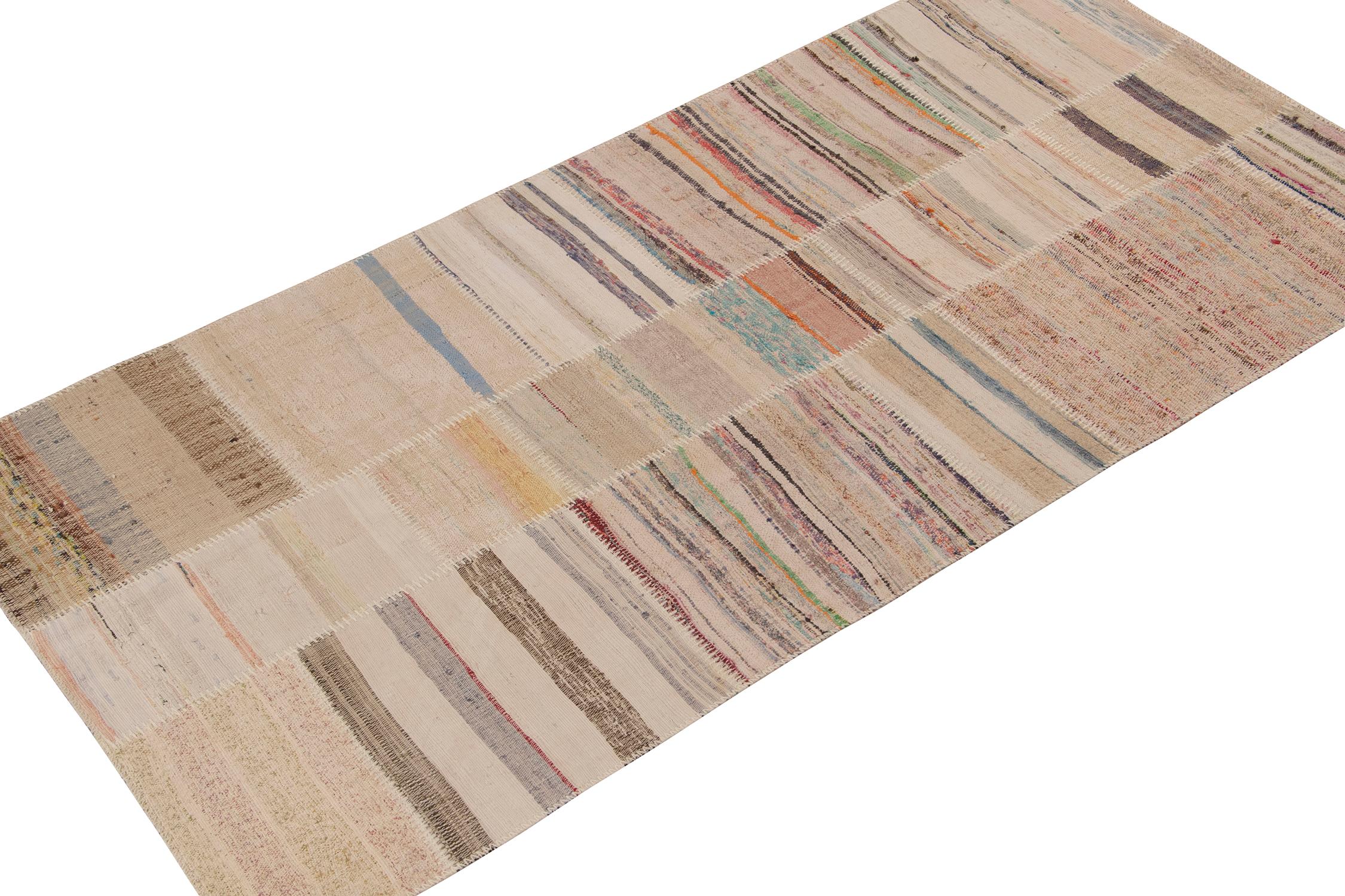Rug & Kilim presenta un tappeto contemporaneo 4x8 della sua nuova e innovativa collezione di kilim patchwork.
Ulteriori informazioni sul design:
Questa tecnica di tessitura piatta riutilizza filati vintage in strisce e striature policrome, ottenendo