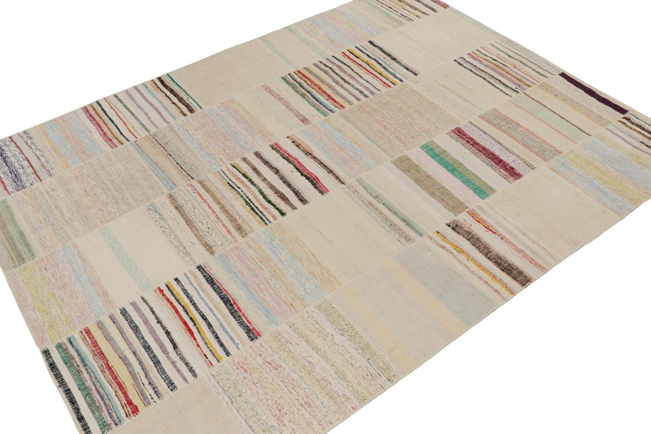 Rug & Kilim präsentiert einen modernen 9x12-Teppich aus ihrer innovativen neuen Patchwork-Kelim-Kollektion. 

Über das Design: 

Bei dieser Flachgewebetechnik werden Vintage-Garne in polychromen Streifen und Schlieren wiederverwendet, wodurch ein