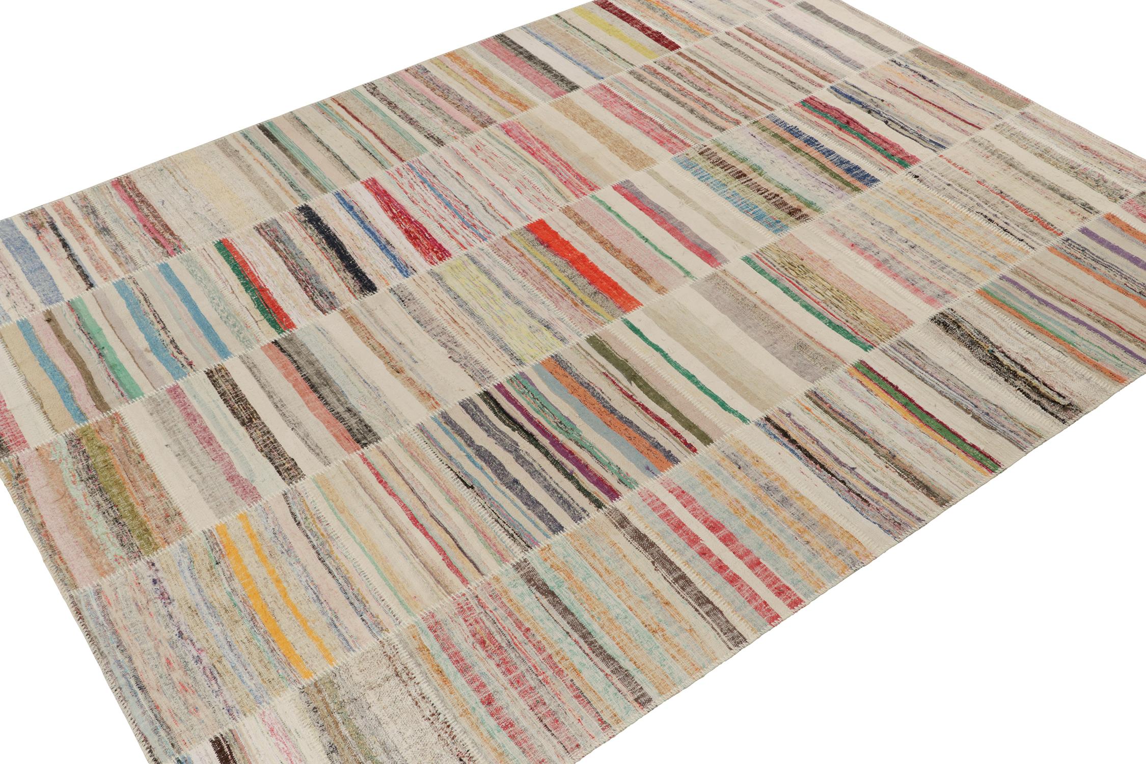 Rug & Kilim präsentiert einen modernen 9x12-Teppich aus ihrer innovativen neuen Patchwork-Kelim-Kollektion. 

Über das Design: 

Bei dieser Flachgewebetechnik werden Vintage-Garne in polychromen Streifen und Schlieren wiederverwendet, wodurch ein