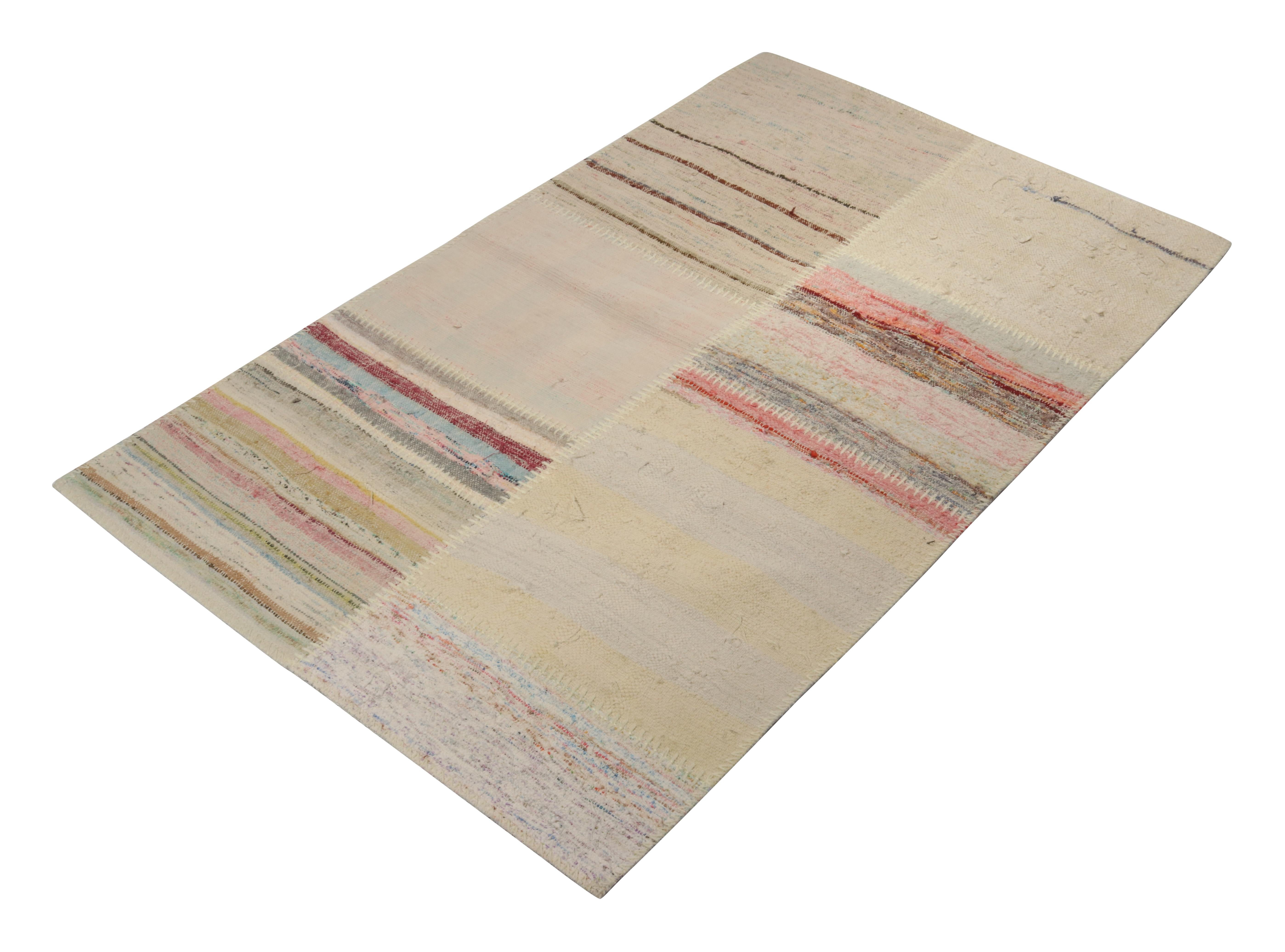 Rug & Kilim präsentiert einen handgewebten Wollteppich in der Größe 3x5 aus ihrer neuen innovativen Patchwork-Kilim-Kollektion. 

Über das Design: 

Bei dieser Flachgewebetechnik werden Vintage-Garne in polychromen Streifen und Schlieren