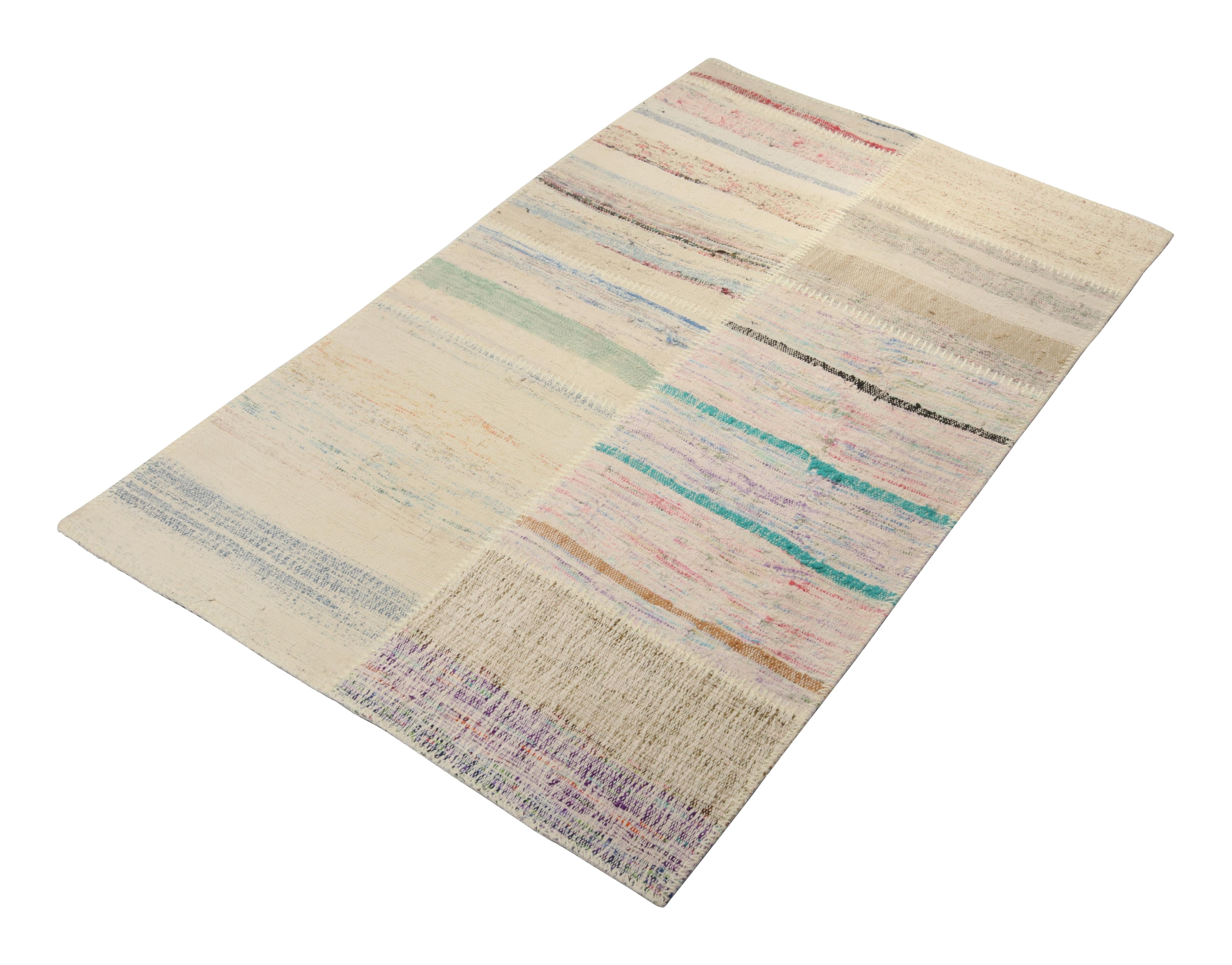 Rug & Kilim präsentiert einen handgewebten Wollteppich in der Größe 3x5 aus ihrer neuen innovativen Patchwork-Kilim-Kollektion. 

Über das Design: 

Bei dieser Flachgewebetechnik werden Vintage-Garne in polychromen Streifen und Schlieren