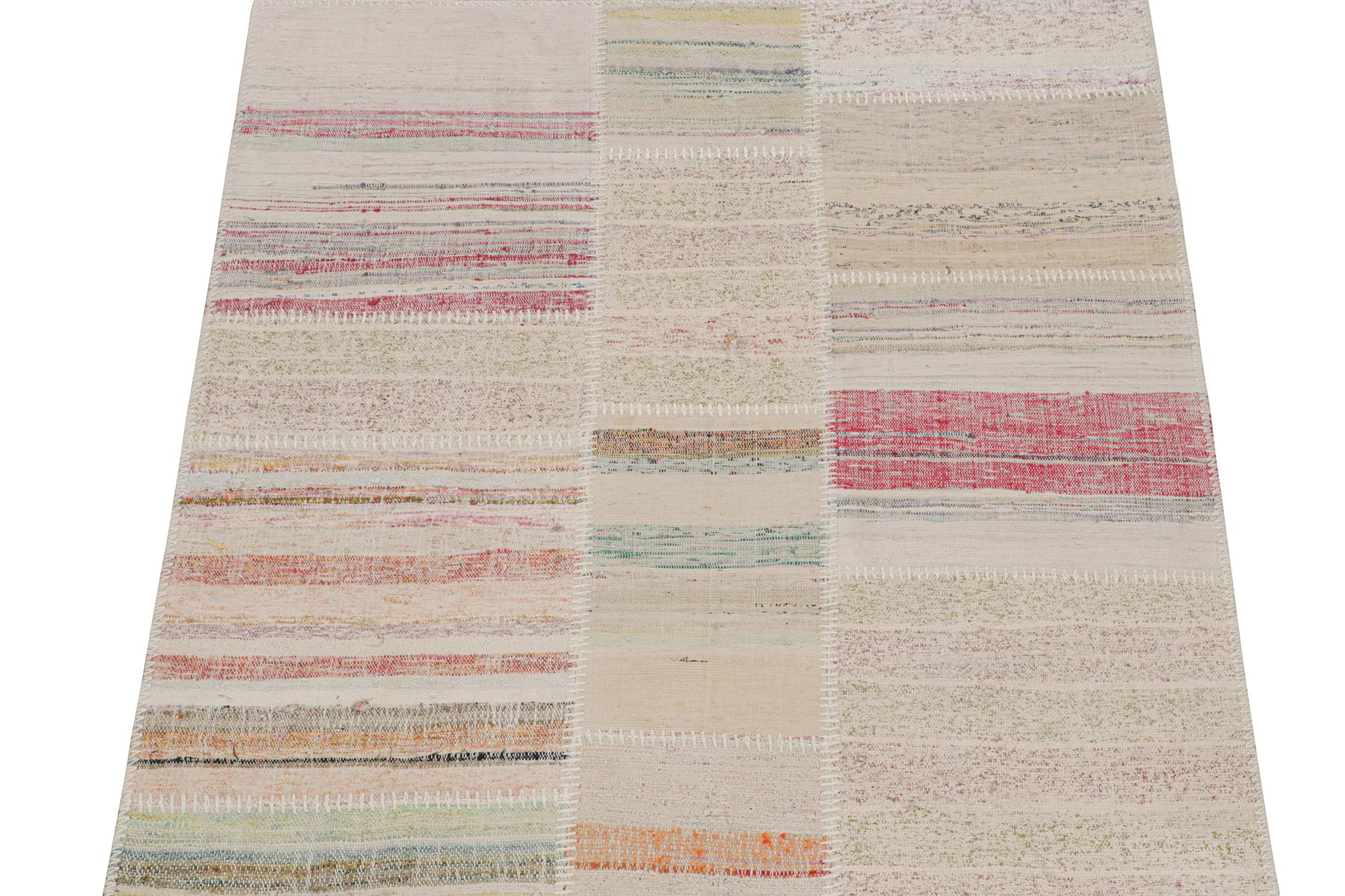 Moderne Tapis Kilim en patchwork à rayures polychromes de Rug & Kilim en vente