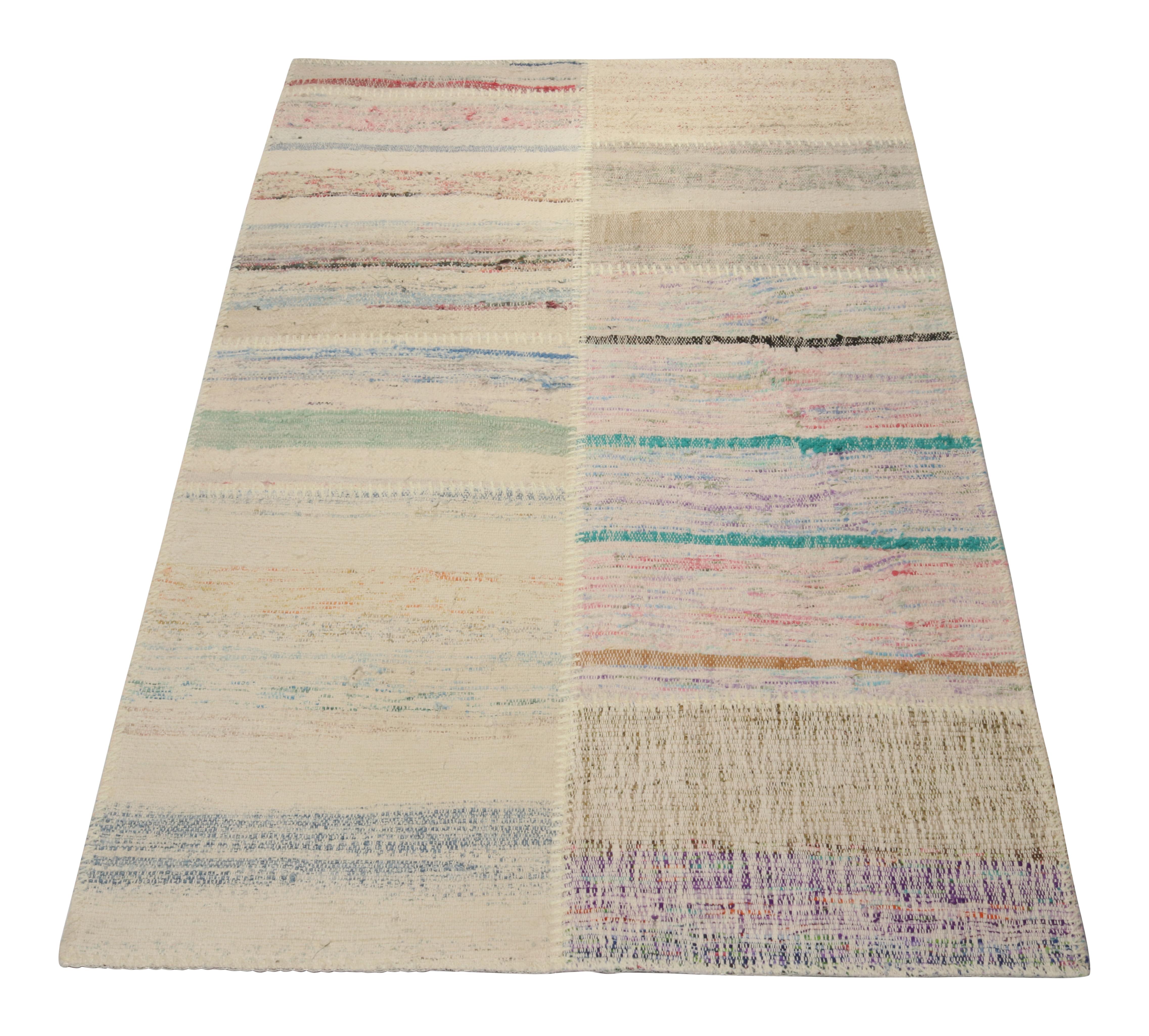 Moderne Tapis Kilim Patchwork à rayures polychromes de Rug & Kilim en vente