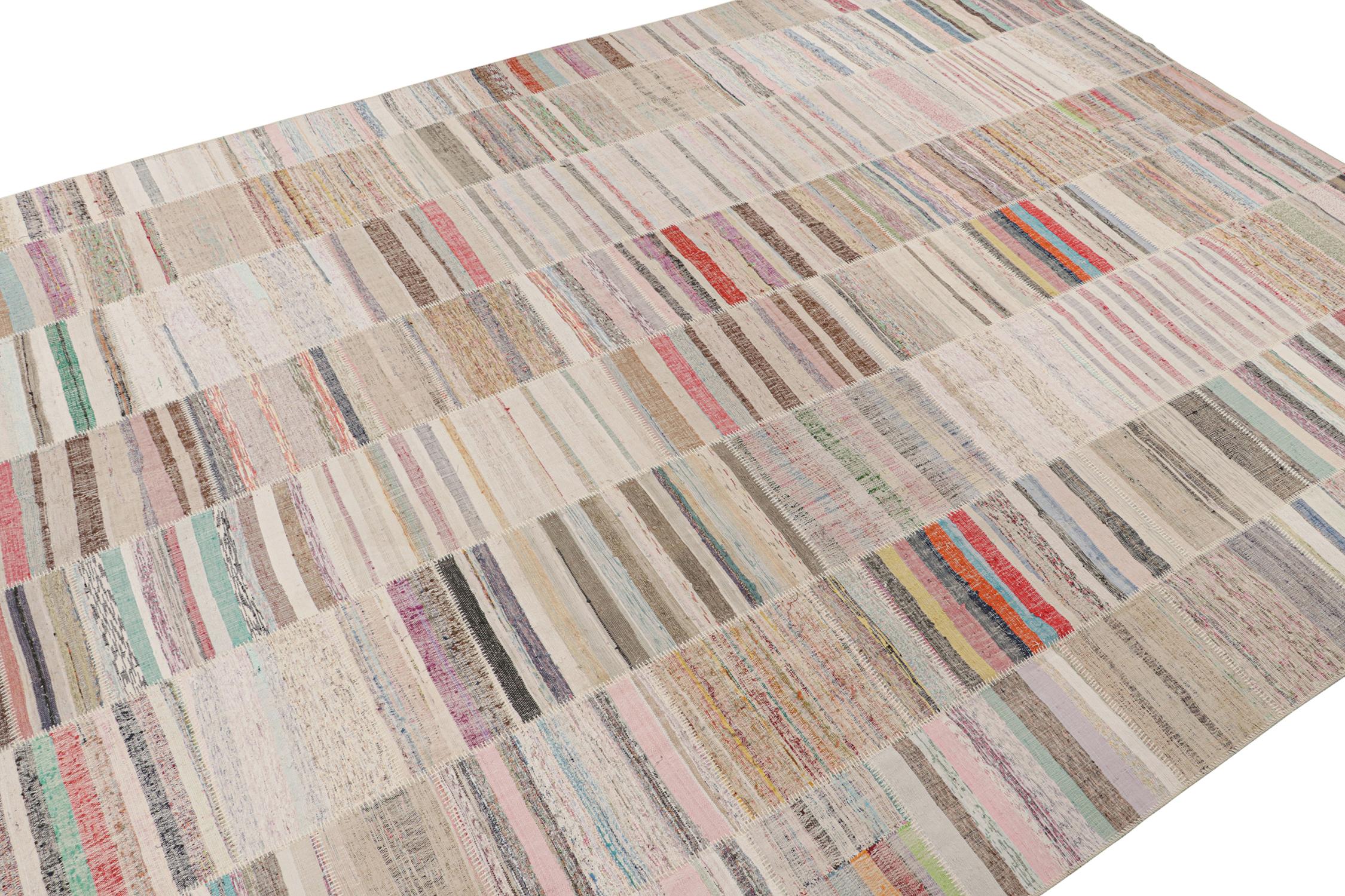 Moderne Tapis Kilim Patchwork à rayures polychromes de Rug & Kilim en vente