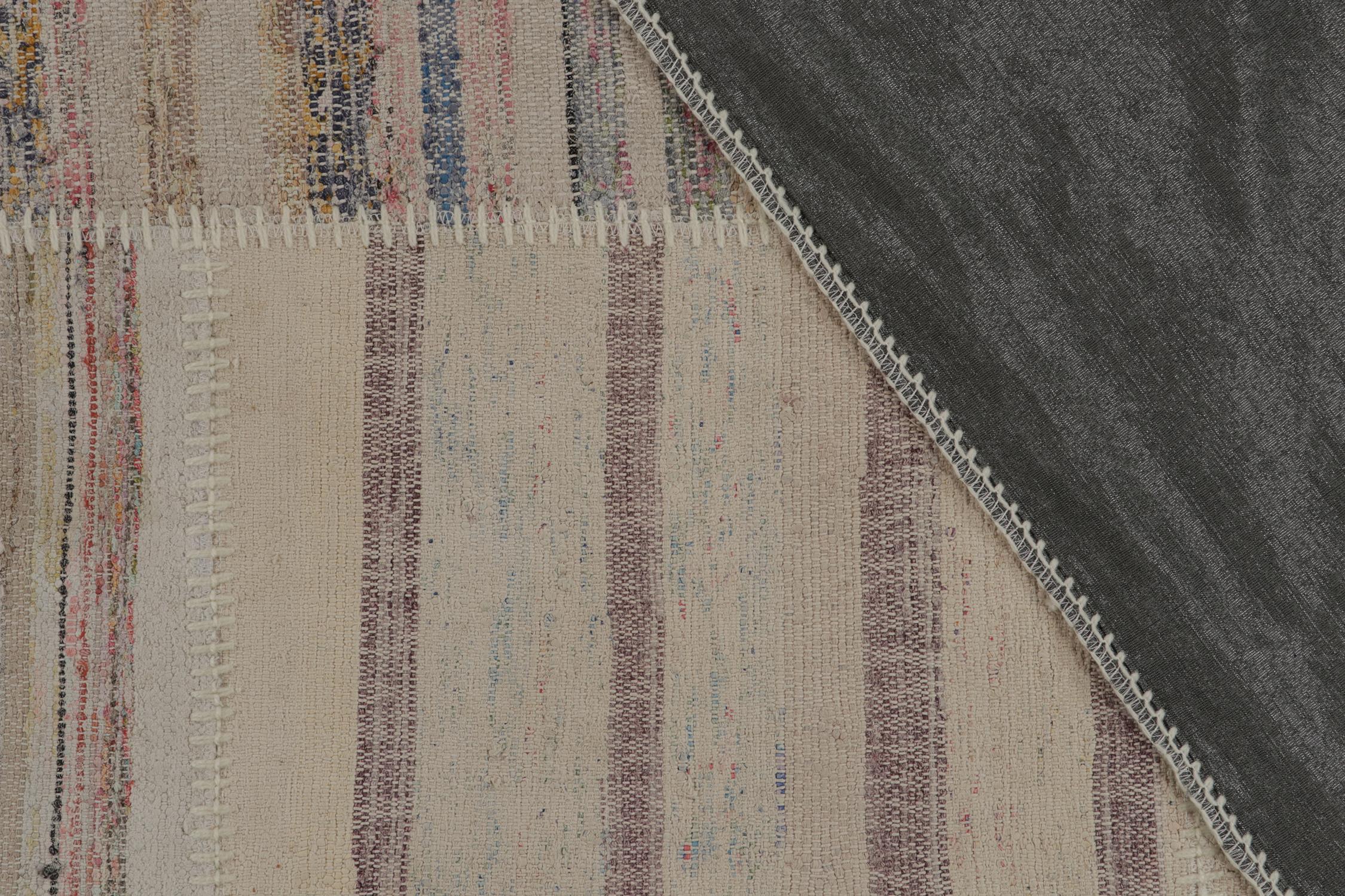 Patchwork-Kilim-Teppich von Rug & Kilim in mehrfarbigen Streifen (21. Jahrhundert und zeitgenössisch) im Angebot