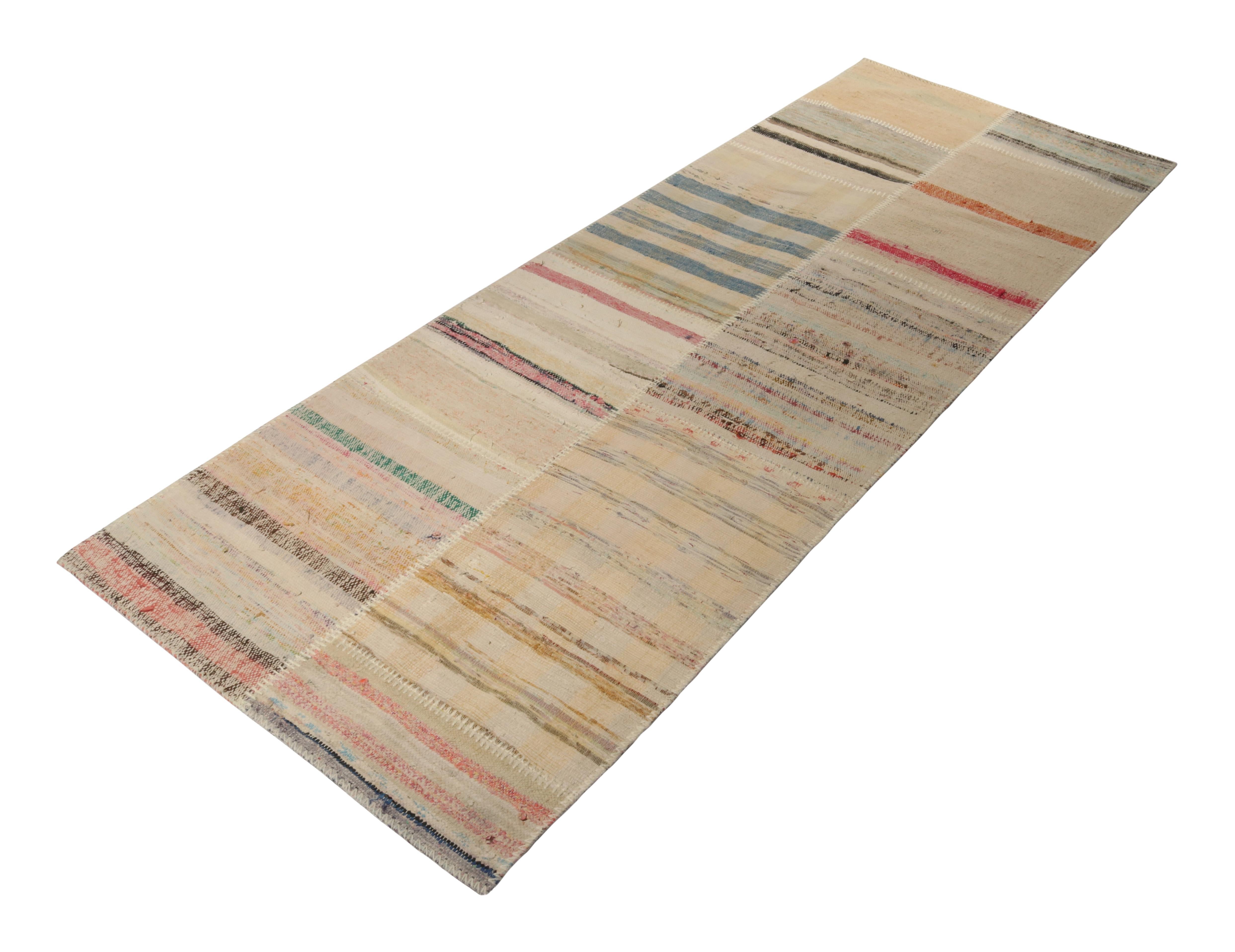 Tissé à la main en laine, Rug & Kilim présente un tapis de course contemporain 3x8 issu de sa nouvelle collection innovante de kilim en patchwork. 

Sur le design : 

Cette technique de tissage à plat réutilise des fils vintage dans des rayures