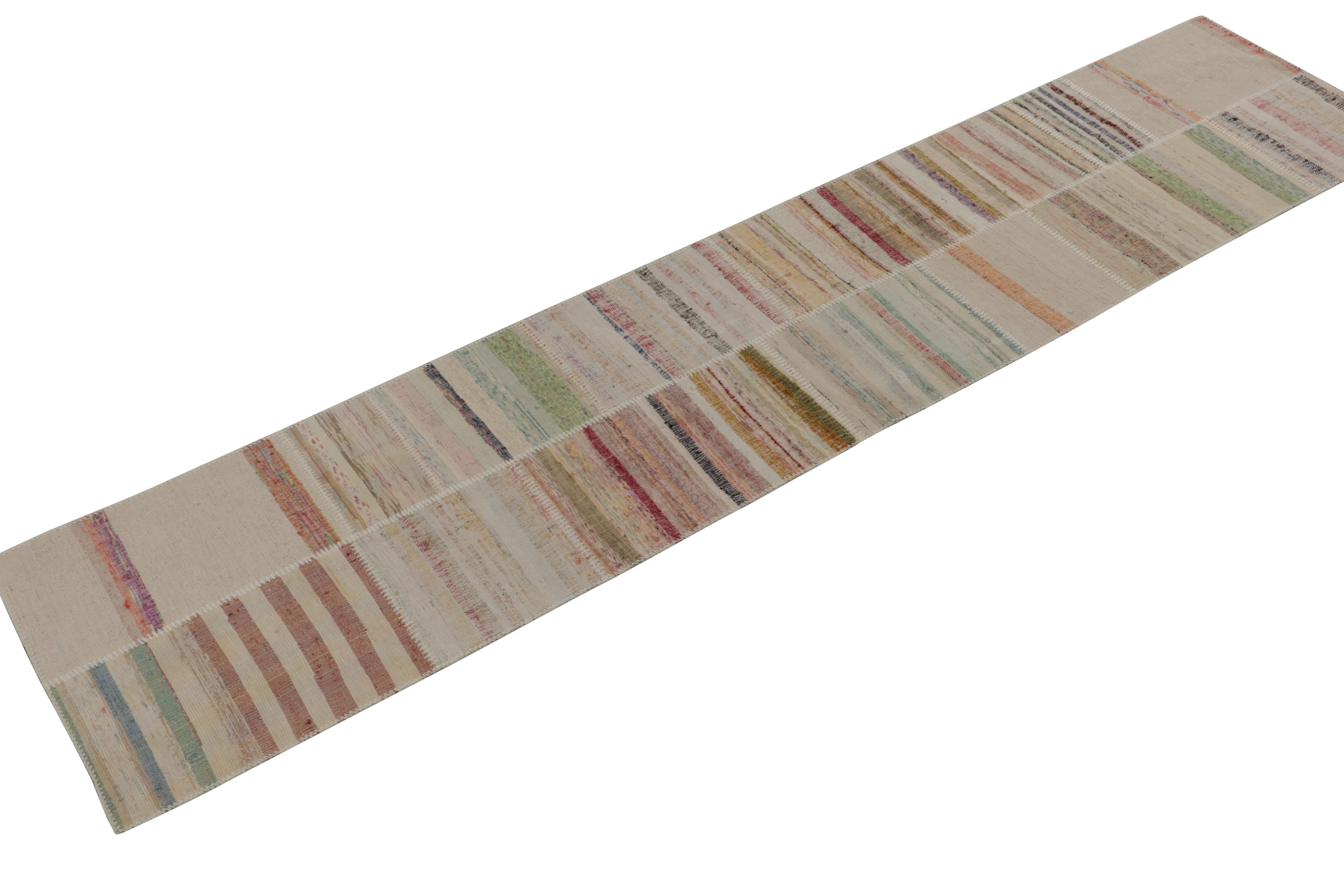 Tissé à la main en laine, Rug & Kilim présente un chemin de table 3x12 de sa nouvelle collection innovante de kilim en patchwork. 

Sur le design : 

Cette technique de tissage à plat réutilise des fils vintage dans des rayures et des stries