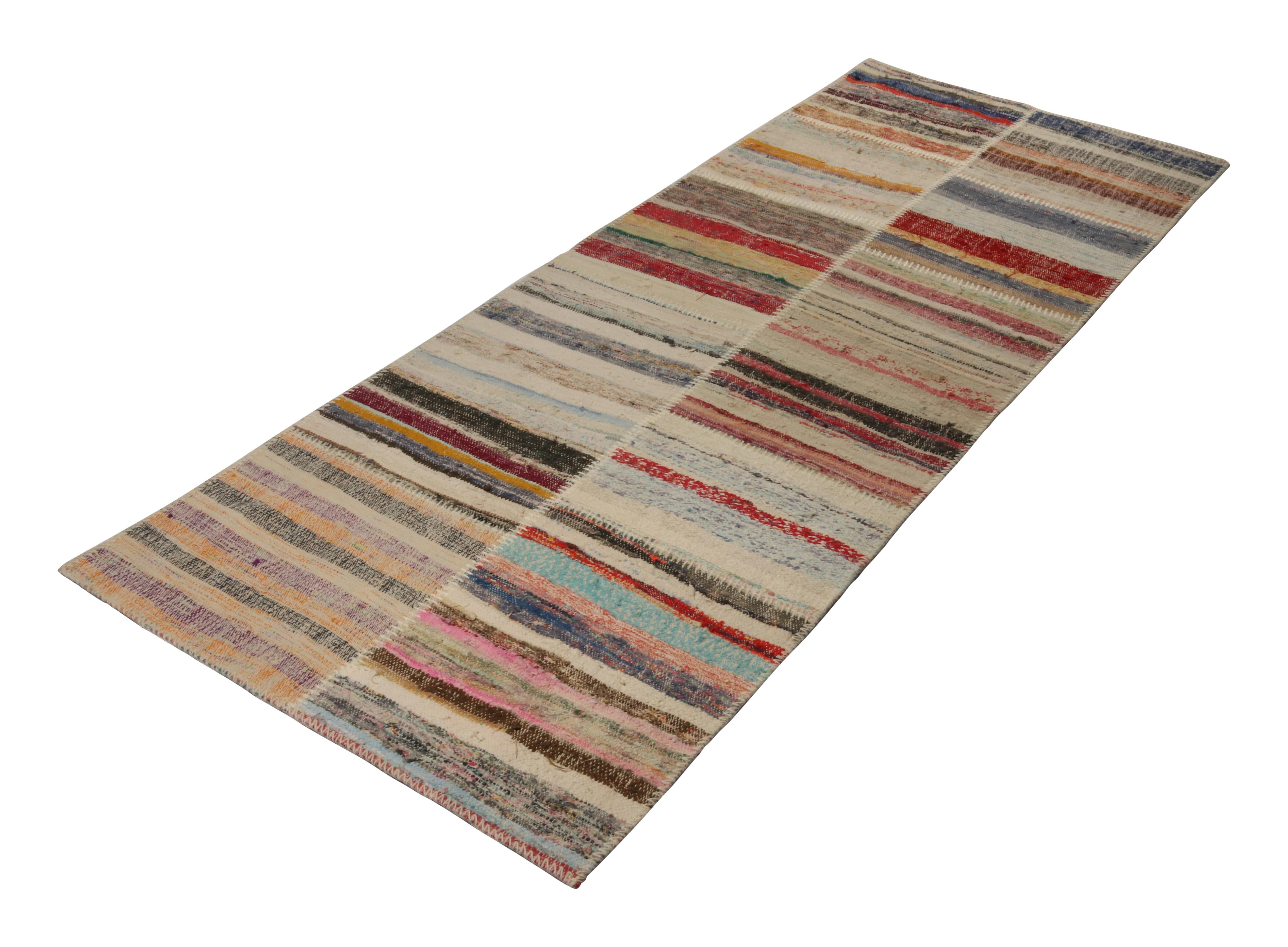 Rug & Kilim präsentiert einen handgewebten 3x8-Läufer aus seiner innovativen neuen Patchwork-Kelim-Kollektion. 

Über das Design: 

Bei dieser Flachgewebetechnik werden Vintage-Garne in polychromen Streifen und Schlieren wiederverwendet, wodurch ein