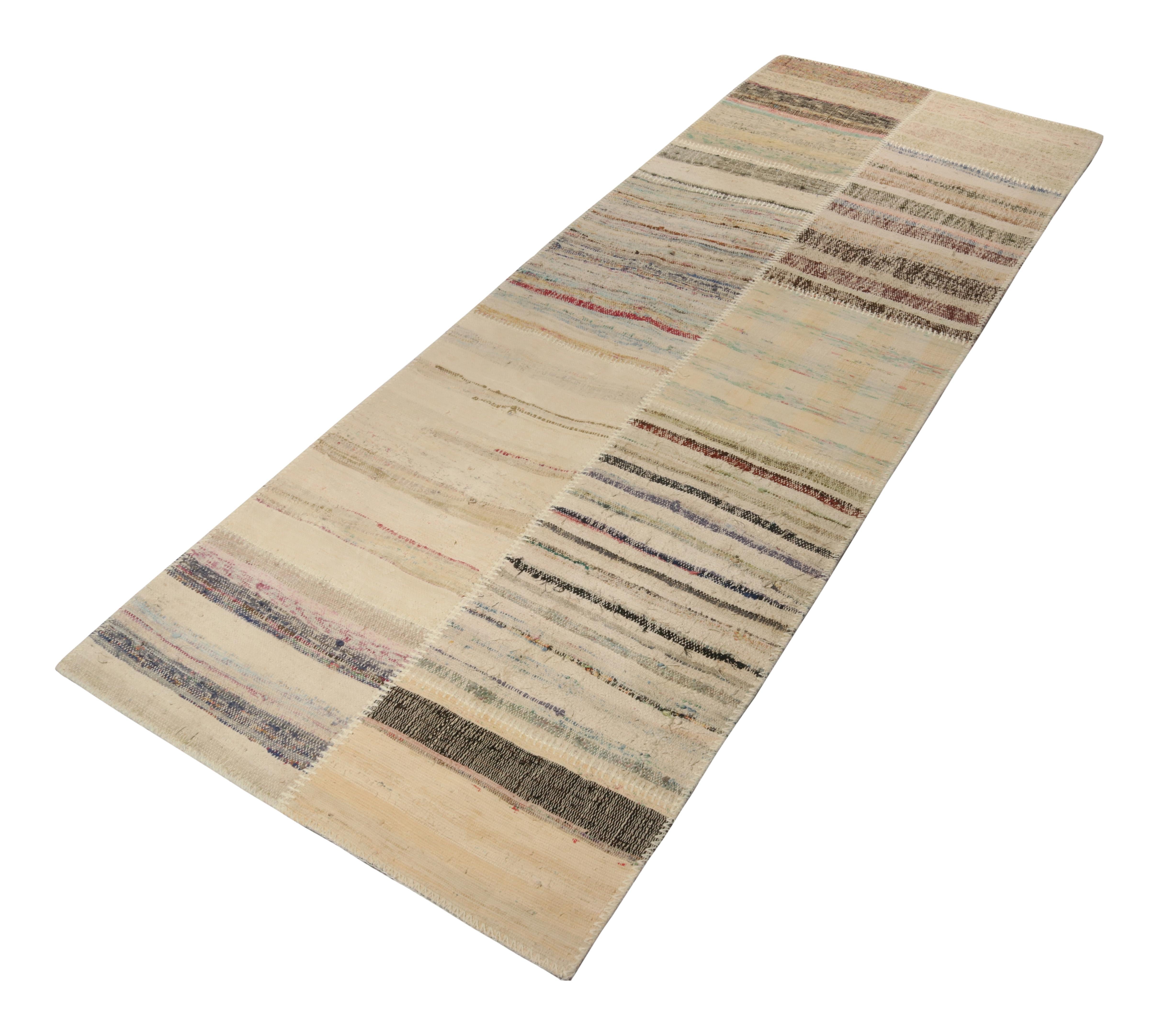 Rug & Kilim präsentiert einen handgewebten, modernen 3x8-Läufer aus seiner innovativen neuen Patchwork-Kelim-Kollektion. 

Über das Design: 

Bei dieser Flachgewebetechnik werden Vintage-Garne in polychromen Streifen und Schlieren wiederverwendet,