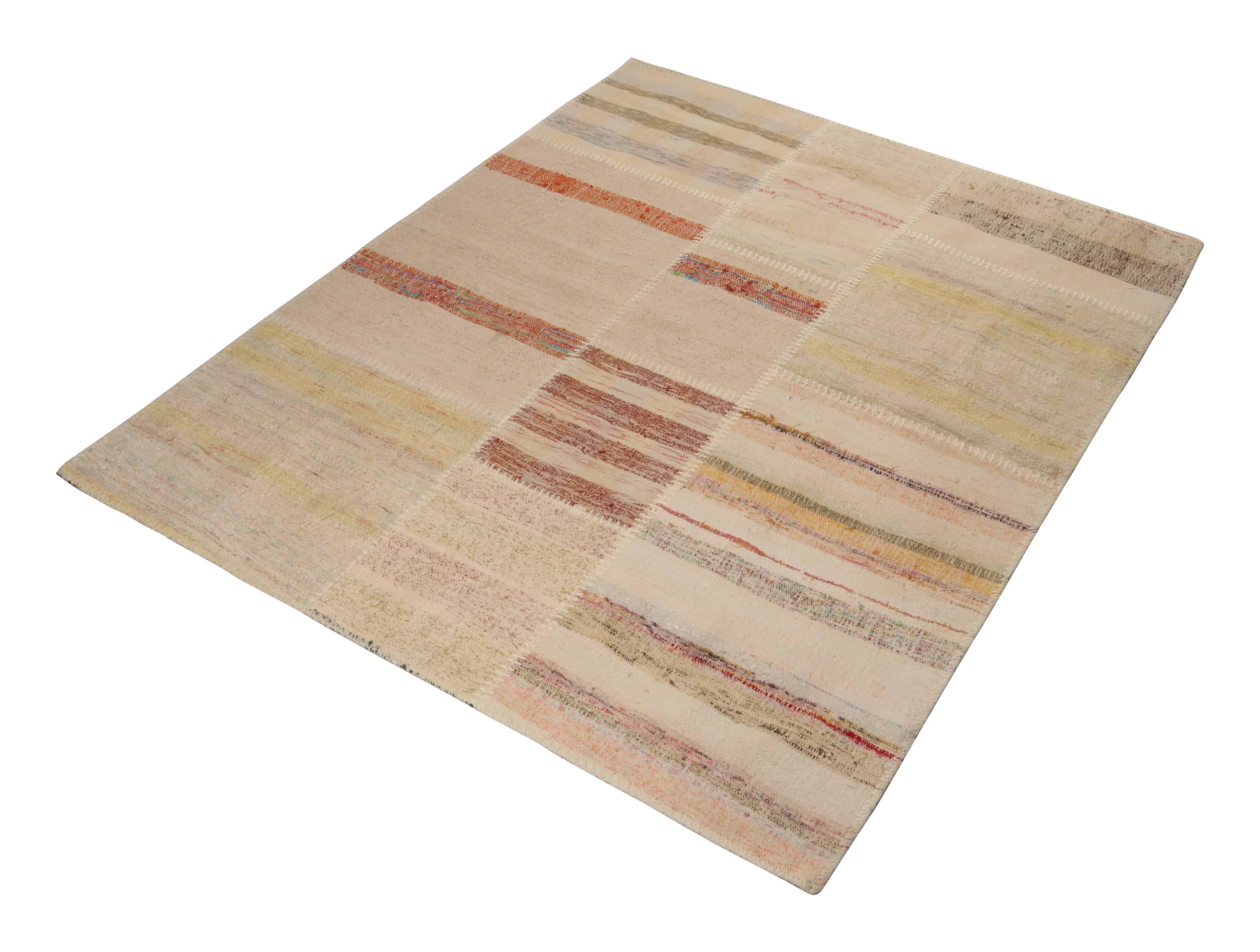 Tejida a mano en lana, Rug & Kilim presenta una alfombra 4x5 de su nueva e innovadora colección de patchwork kilim. 

Sobre el diseño: 

Esta técnica de tejido plano reutiliza hilos vintage en rayas y estrías policromáticas, consiguiendo un aspecto