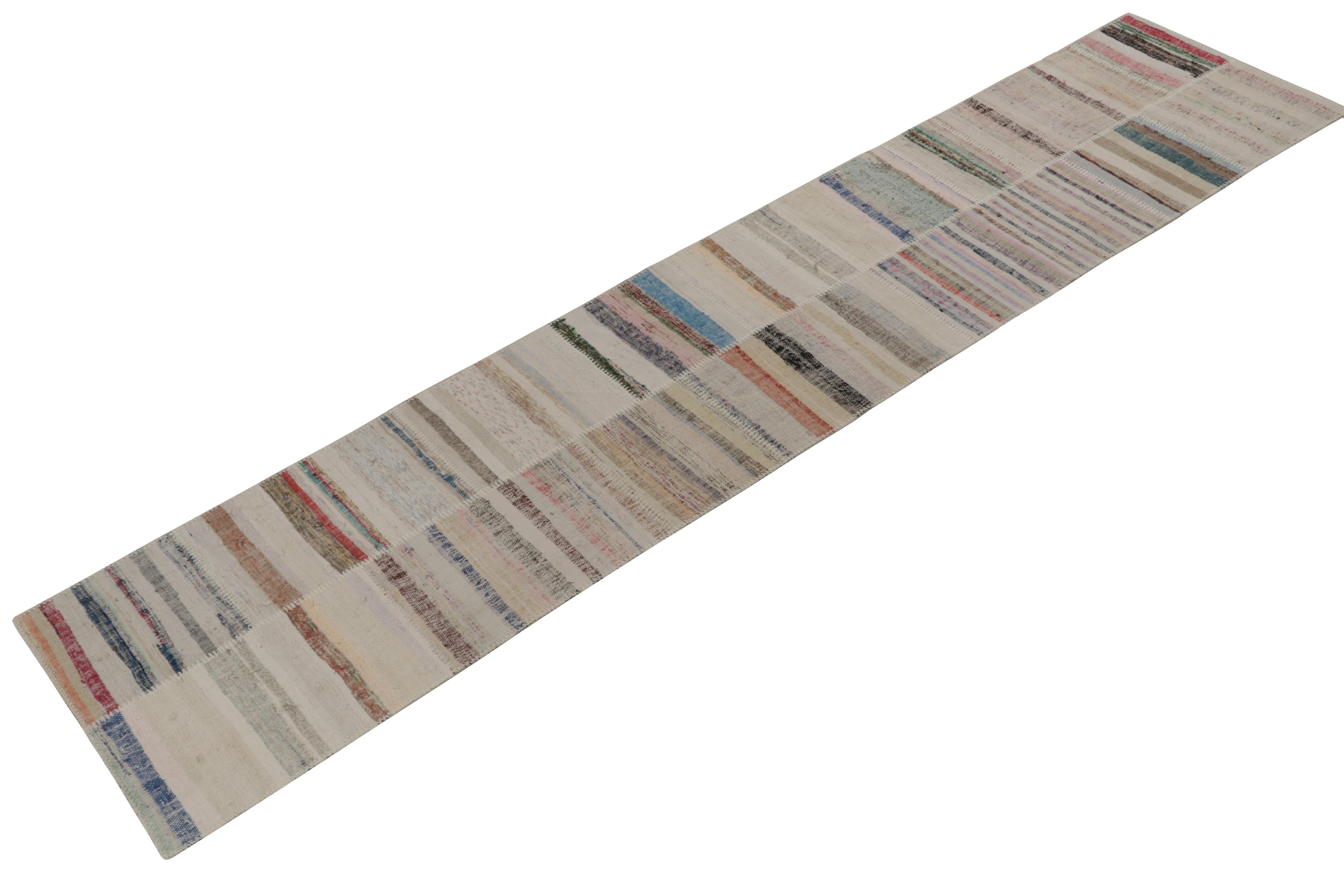 Moderne Tapis de course Kilim en patchwork à rayures polychromes de Rug & Kilim en vente
