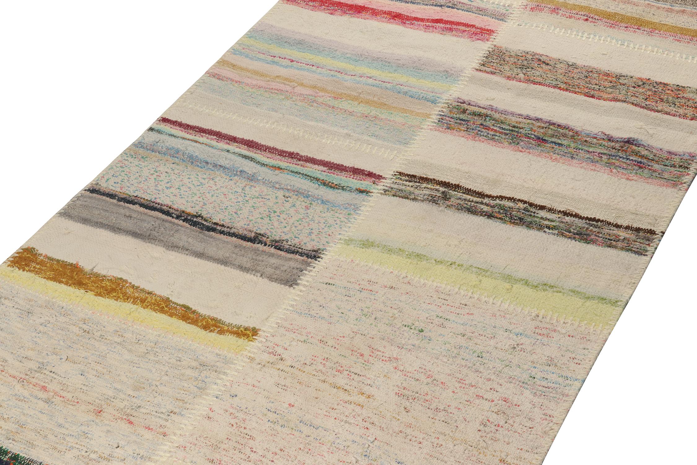 Rug & Kilim's Patchwork-Kilim-Läufer in polychromen Streifen (Türkisch) im Angebot