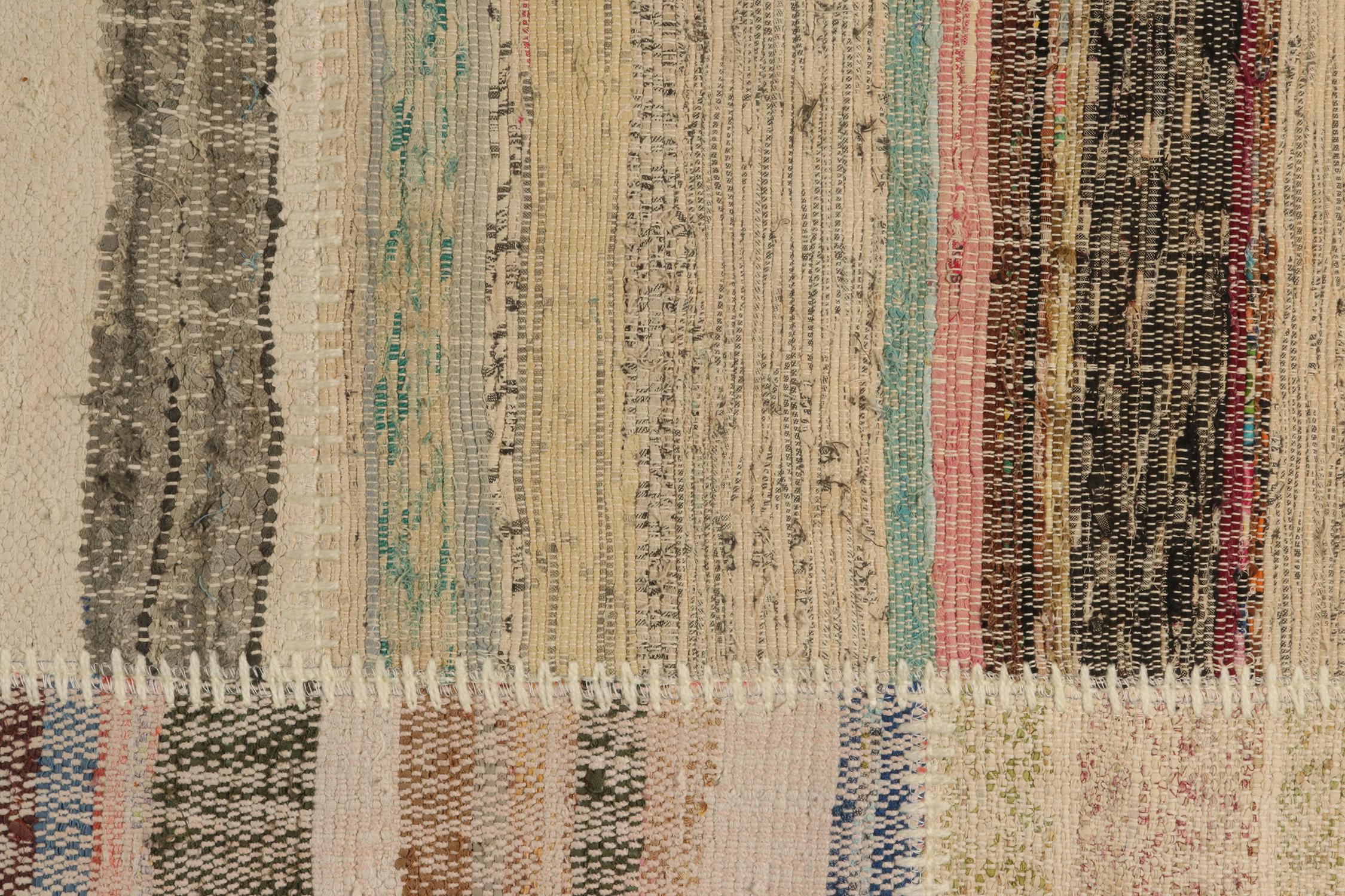Rug & Kilim's Patchwork-Kilim-Läufer in polychromen Streifen (Handgeknüpft) im Angebot