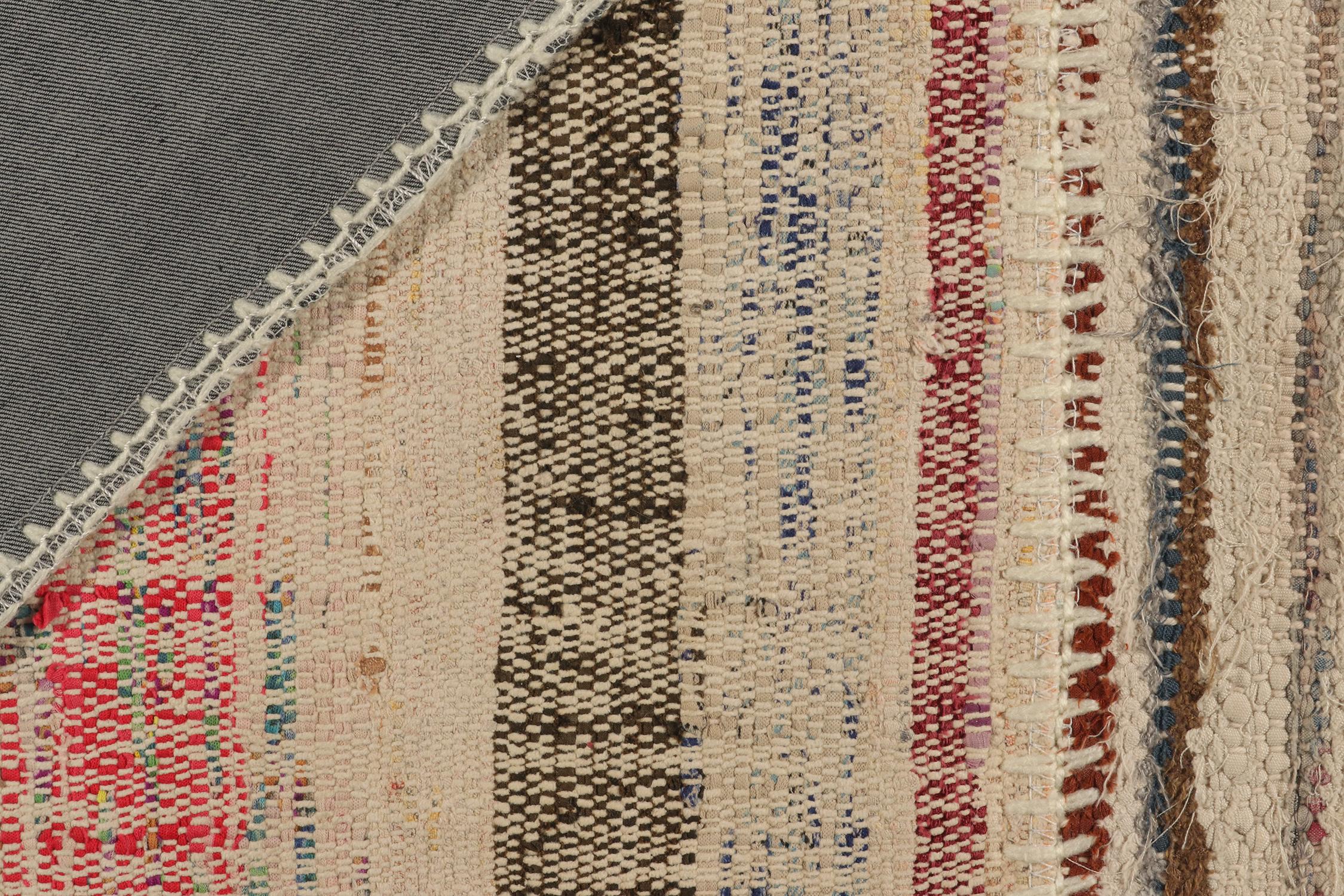 XXIe siècle et contemporain Tapis de course Kilim en patchwork à rayures polychromes de Rug & Kilim en vente