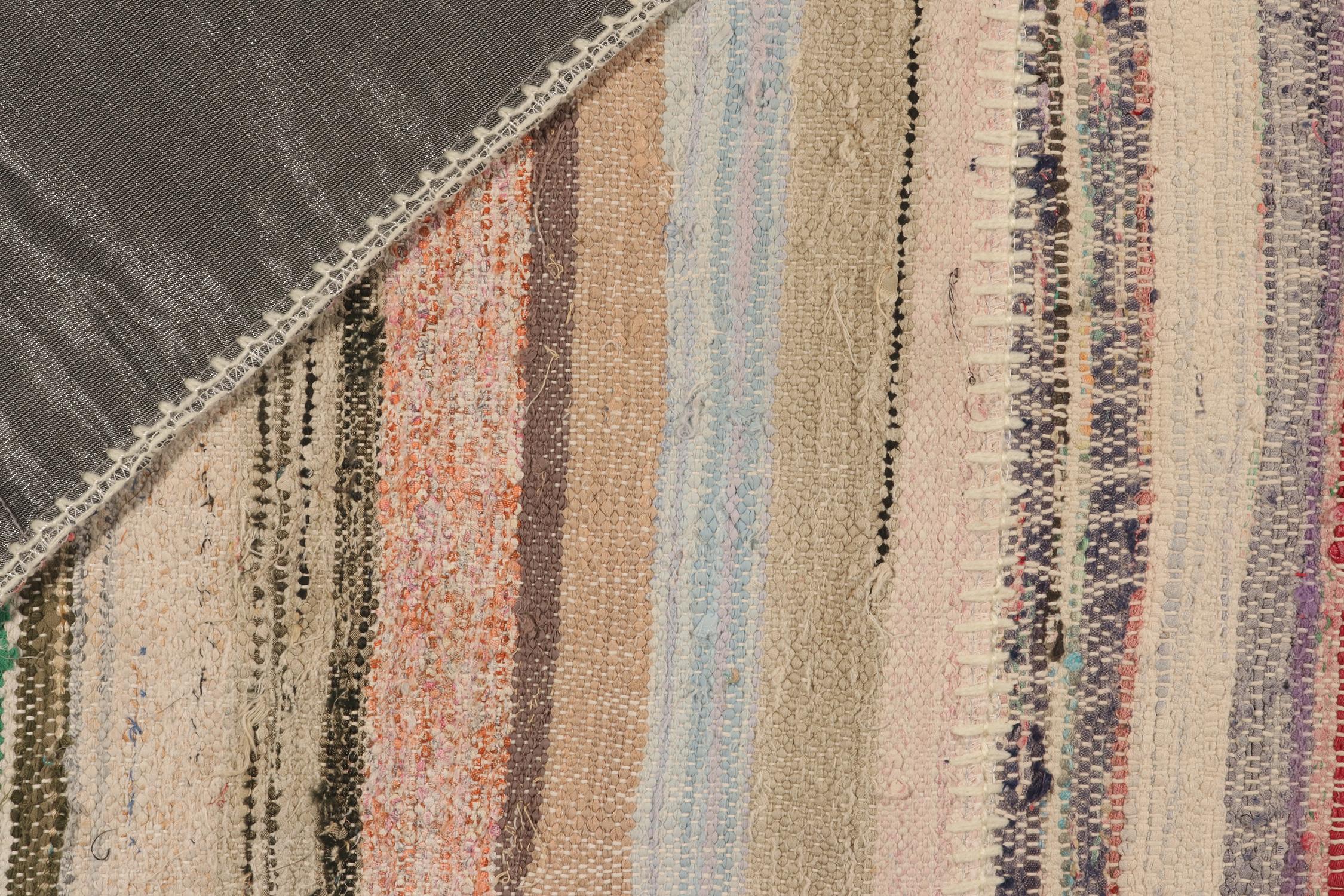 XXIe siècle et contemporain Tapis de course Kilim en patchwork à rayures polychromes de Rug & Kilim en vente