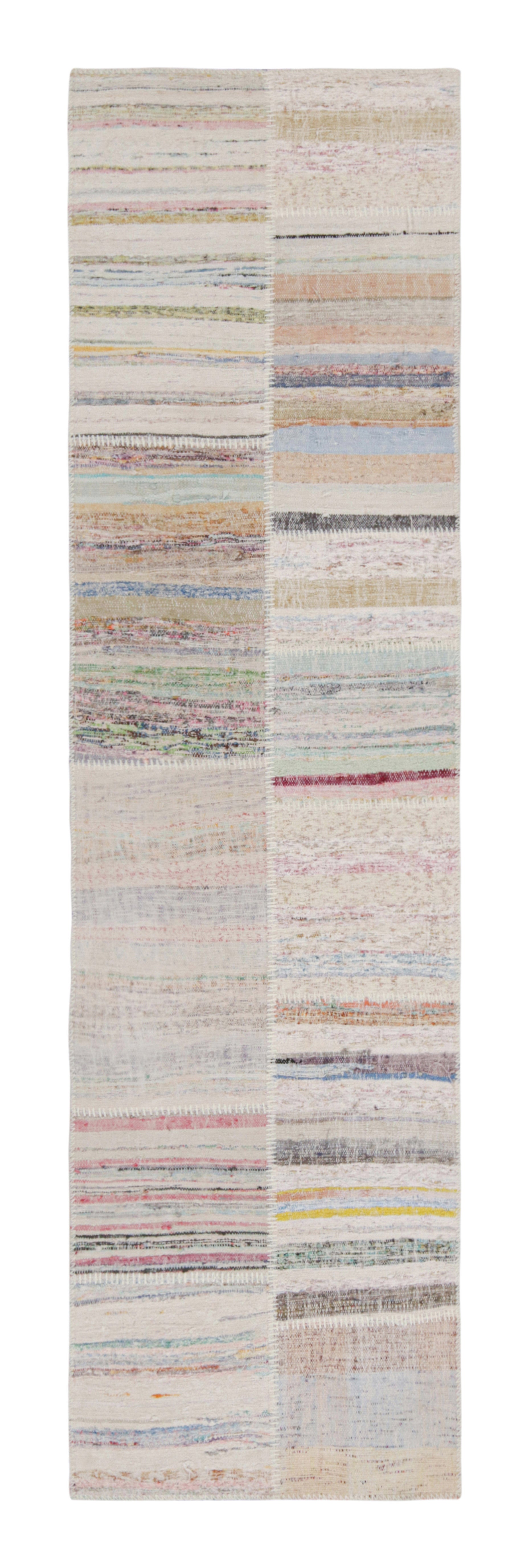 Tapis kilométrique patchwork de Rug & Kilim en rayures polychromes