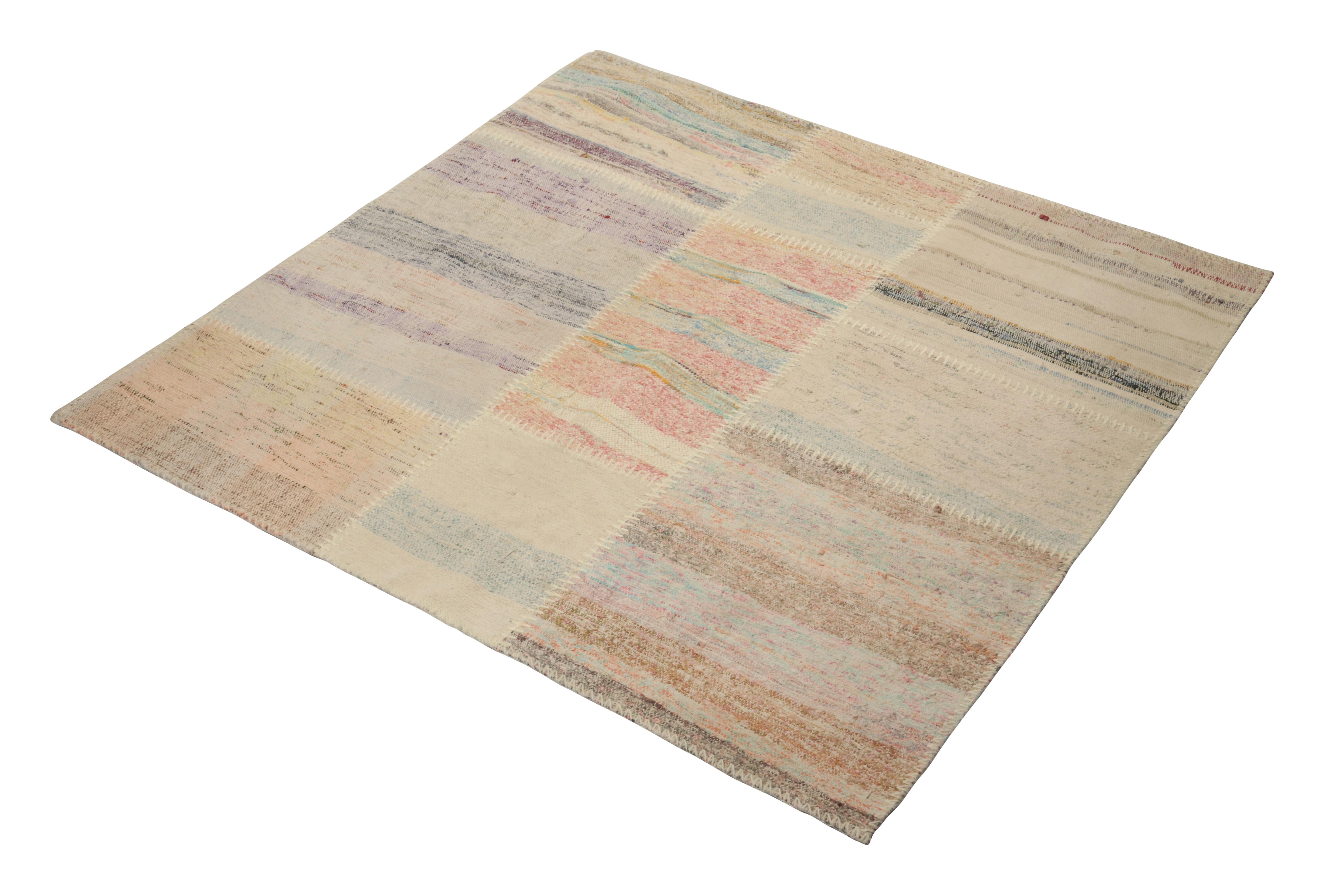 Rug & Kilim präsentiert einen quadratischen 4x4-Teppich aus ihrer innovativen neuen Patchwork-Kelim-Kollektion. Er ist aus Wolle handgewebt. 

Über das Design: 

Bei dieser Flachgewebetechnik werden Vintage-Garne in polychromen Streifen und