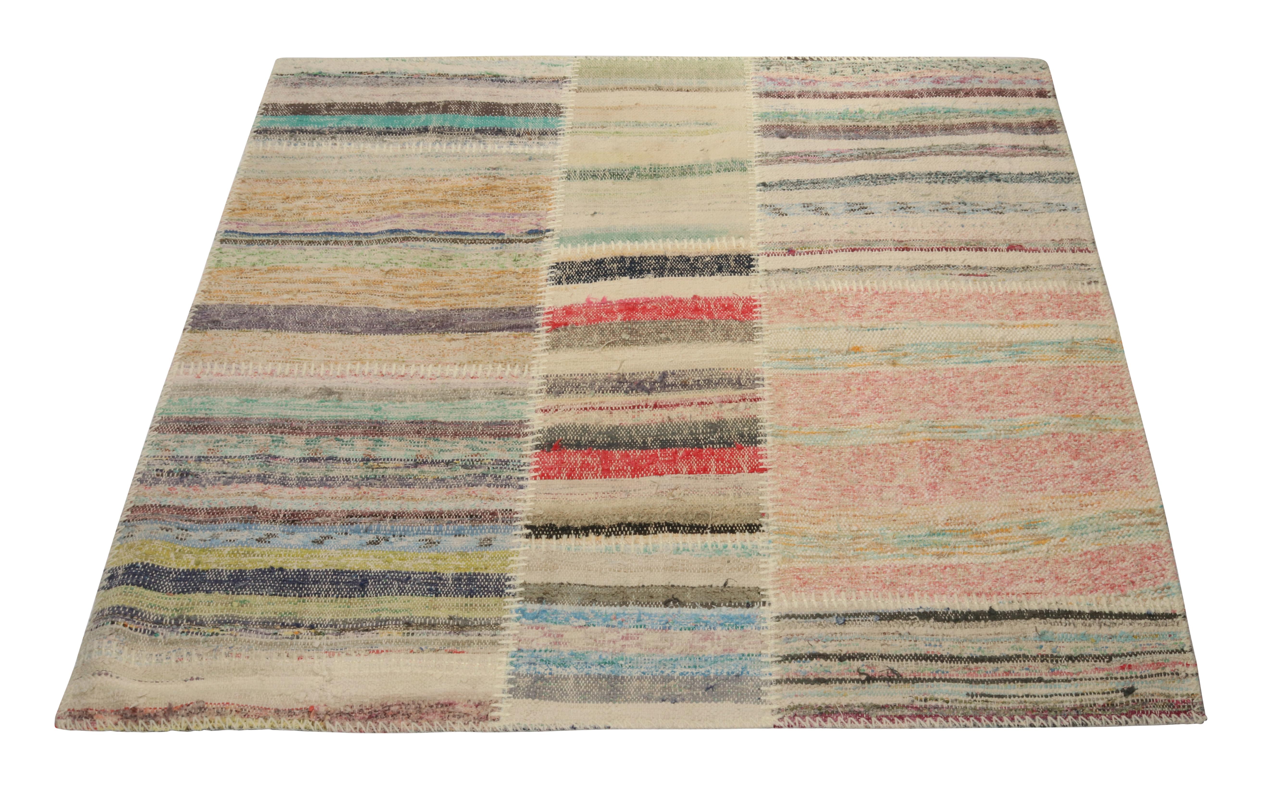 Tissé à la main en laine, Rug & Kilim présente un tapis carré contemporain 4x4 de sa nouvelle collection innovante de kilims en patchwork. 

Sur le Design : 

Cette technique de tissage plat réutilise des fils vintage dans des rayures et des stries