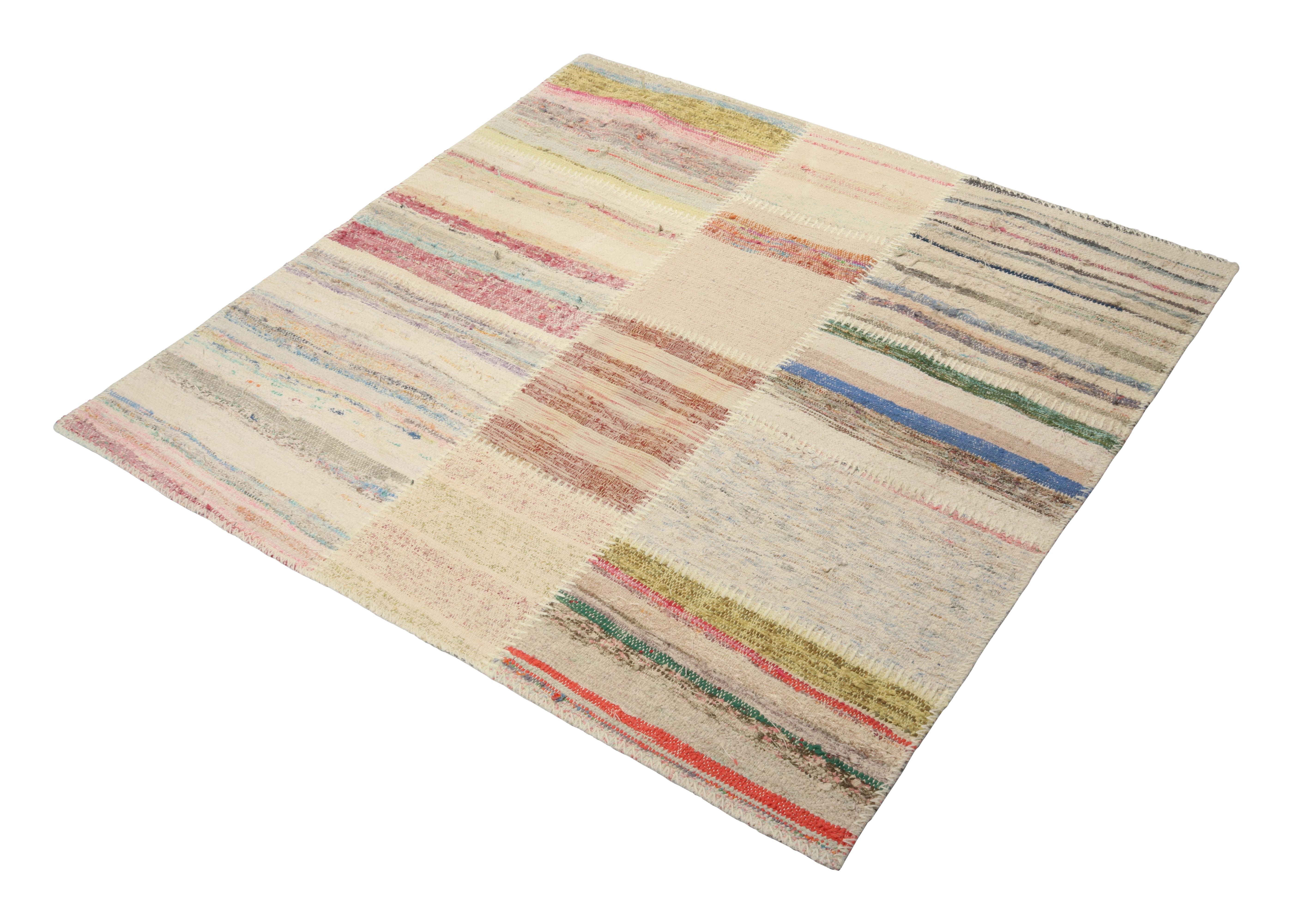 Tissé à la main en laine, Rug & Kilim présente un tapis carré contemporain 4x4 de sa nouvelle collection innovante de kilims en patchwork. 

Sur le Design : 

Cette technique de tissage plat réutilise des fils vintage dans des rayures et des stries