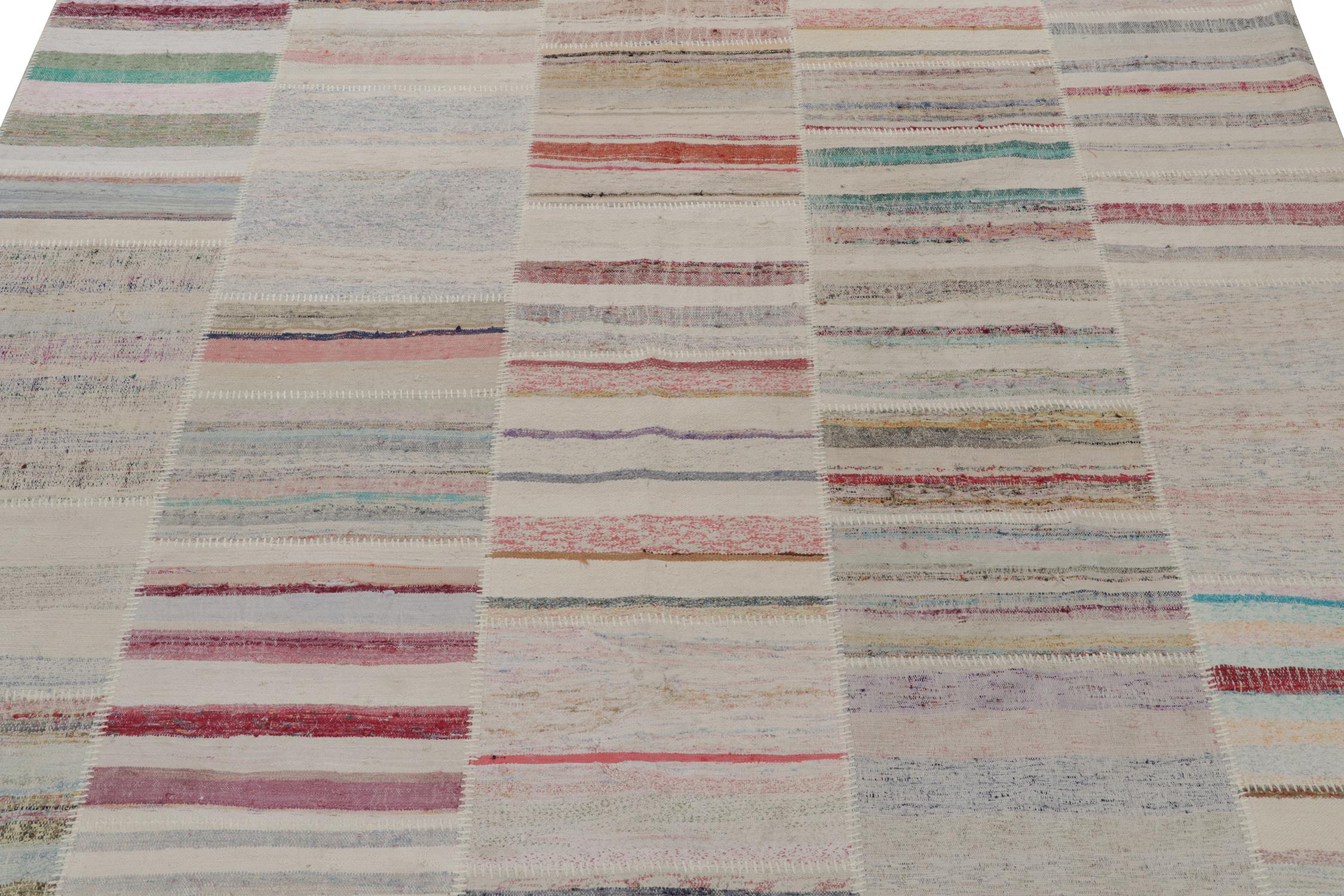 Rug & Kilims quadratischer Patchwork-Kilimteppich in mehrfarbigen Streifen (Moderne) im Angebot
