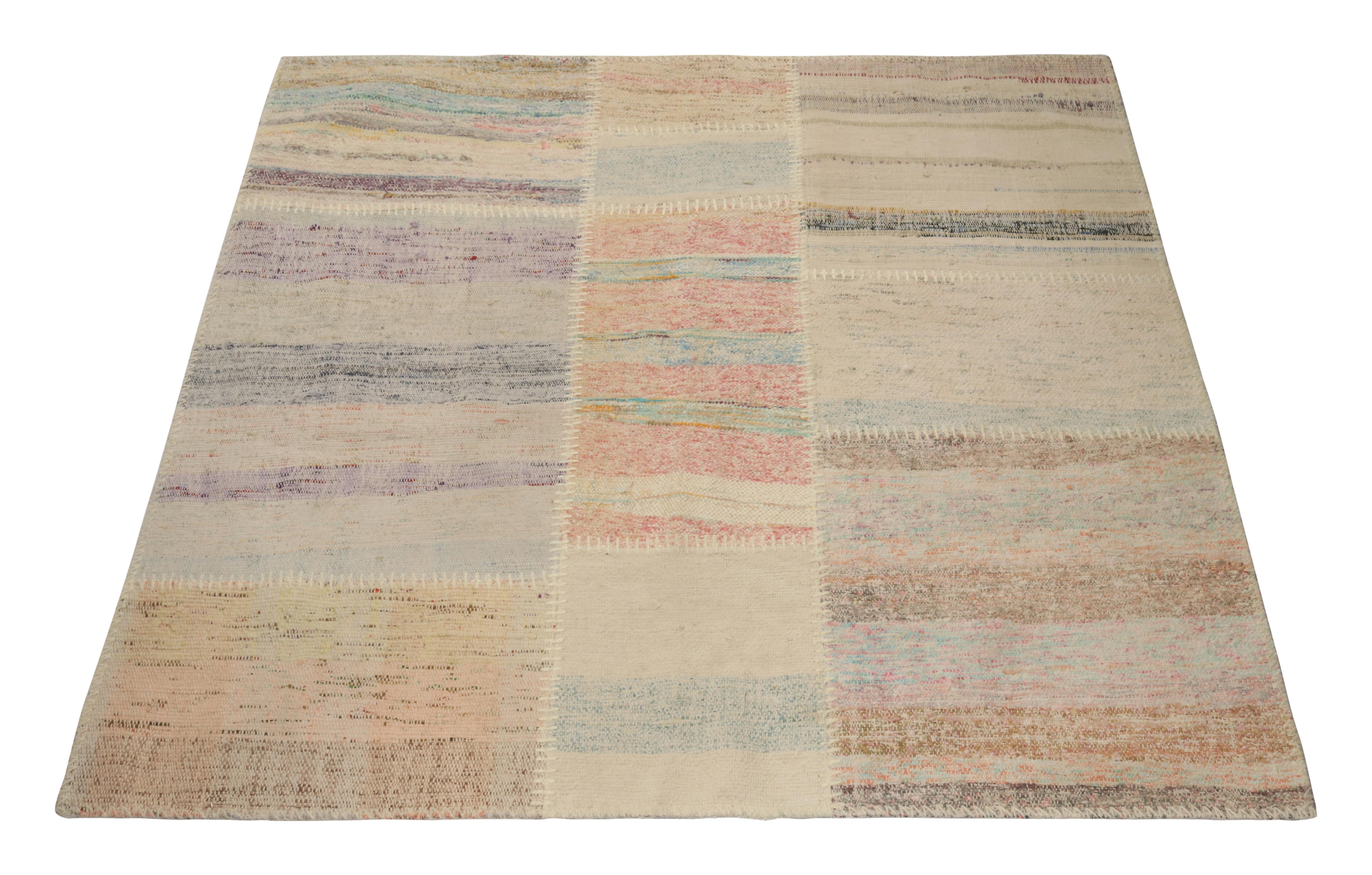 Rug & Kilims quadratischer Patchwork-Kilimteppich in mehrfarbigen Streifen (Moderne) im Angebot