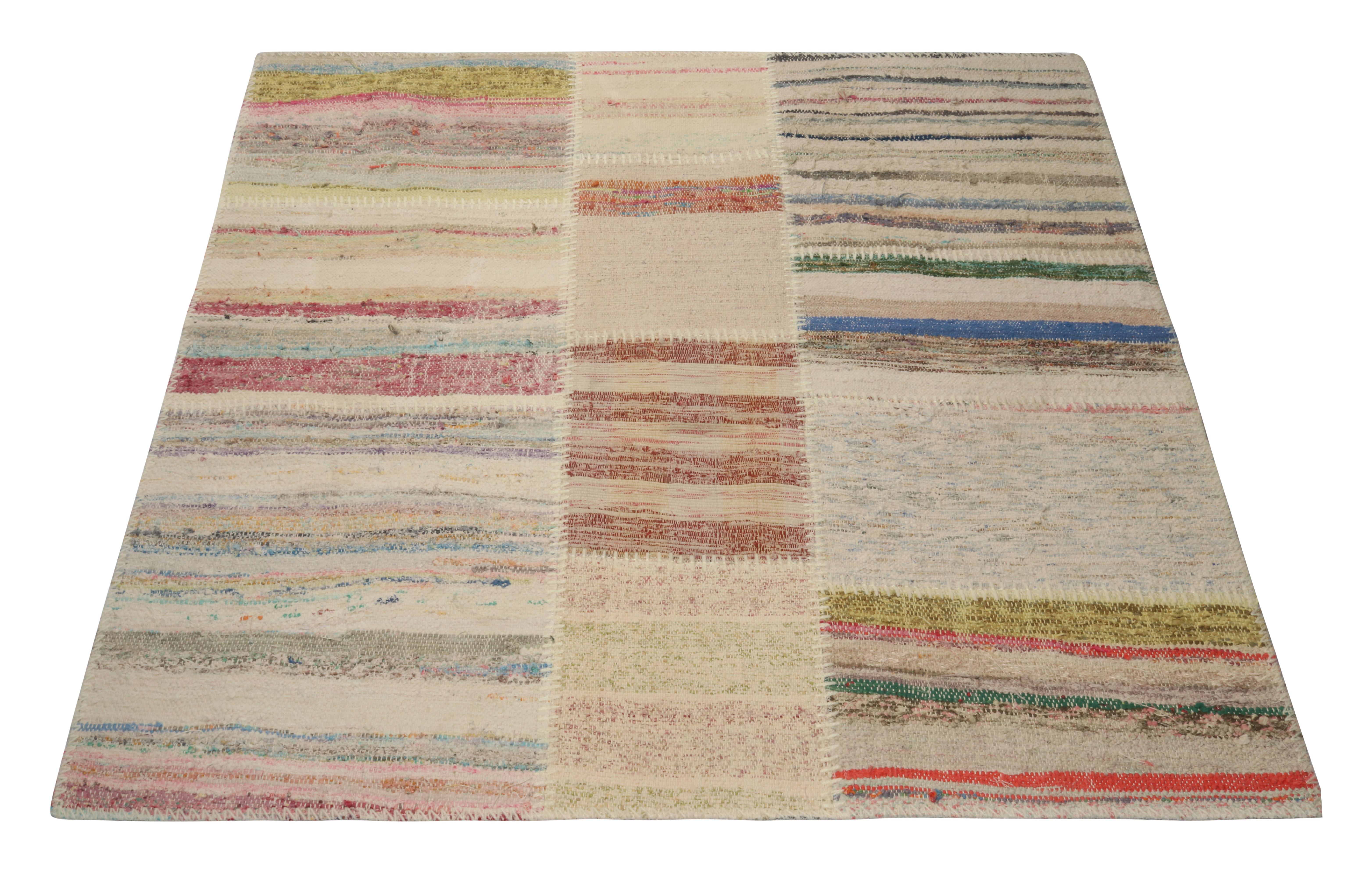 Moderne Rug & Kilim's Patchwork Kilim Square Rug in Polychromatic Stripes (tapis carré en patchwork Kilim à rayures polychromes) en vente
