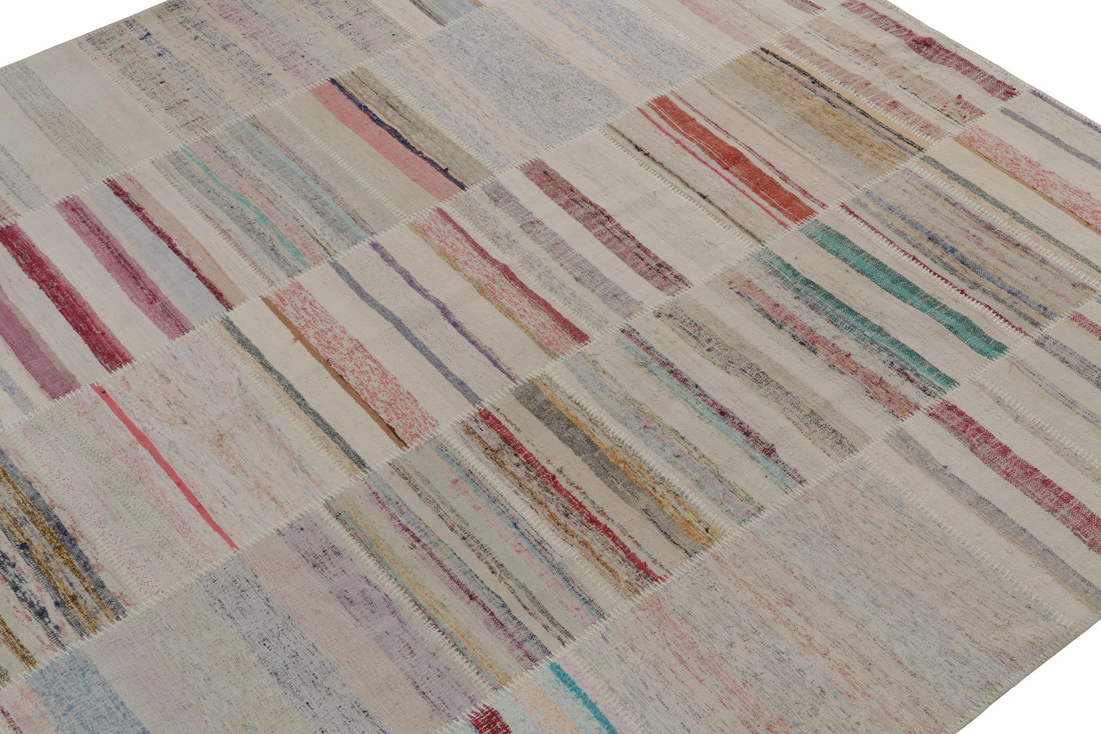 Rug & Kilims quadratischer Patchwork-Kilimteppich in mehrfarbigen Streifen (Türkisch) im Angebot