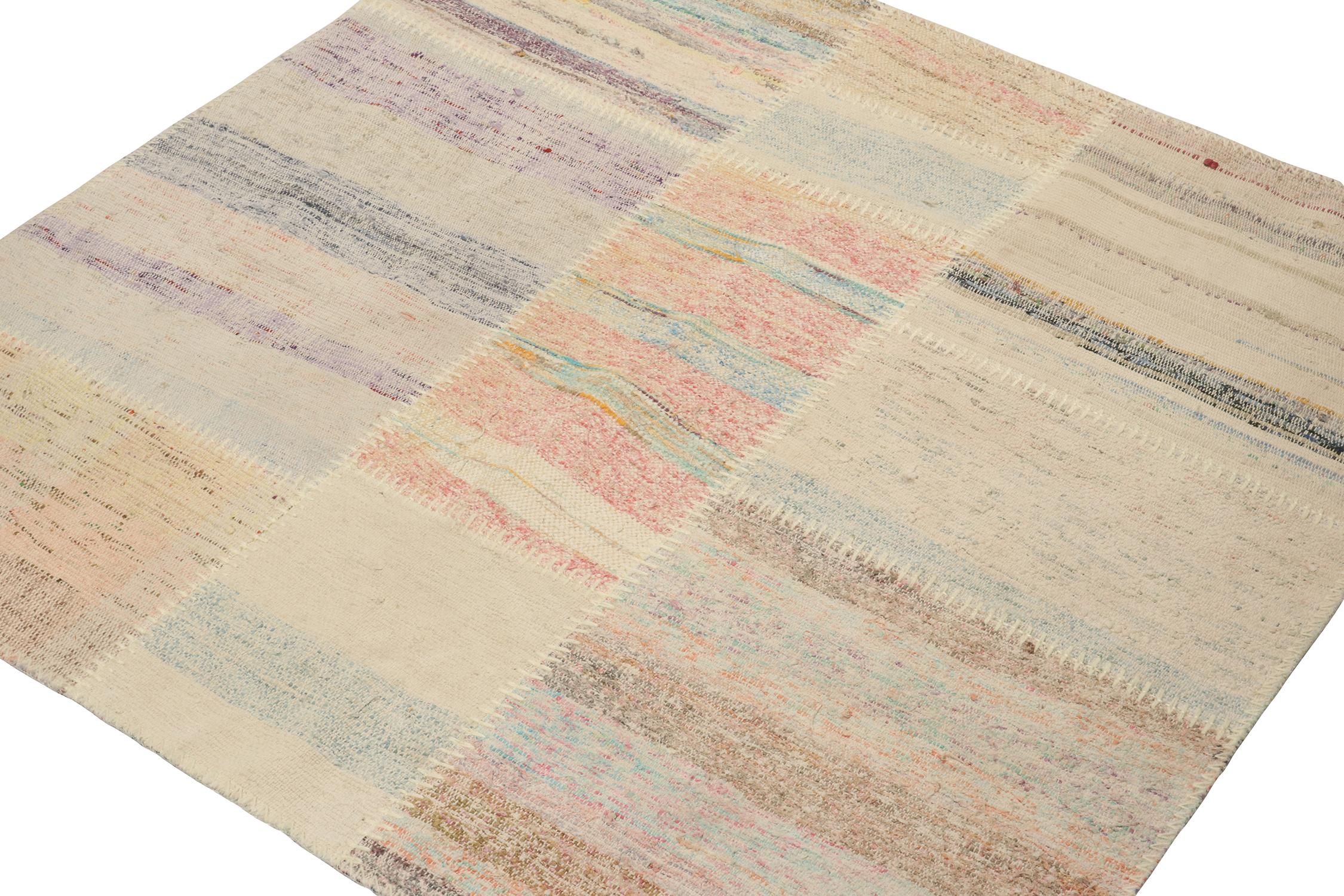 Rug & Kilims quadratischer Patchwork-Kilimteppich in mehrfarbigen Streifen (Türkisch) im Angebot