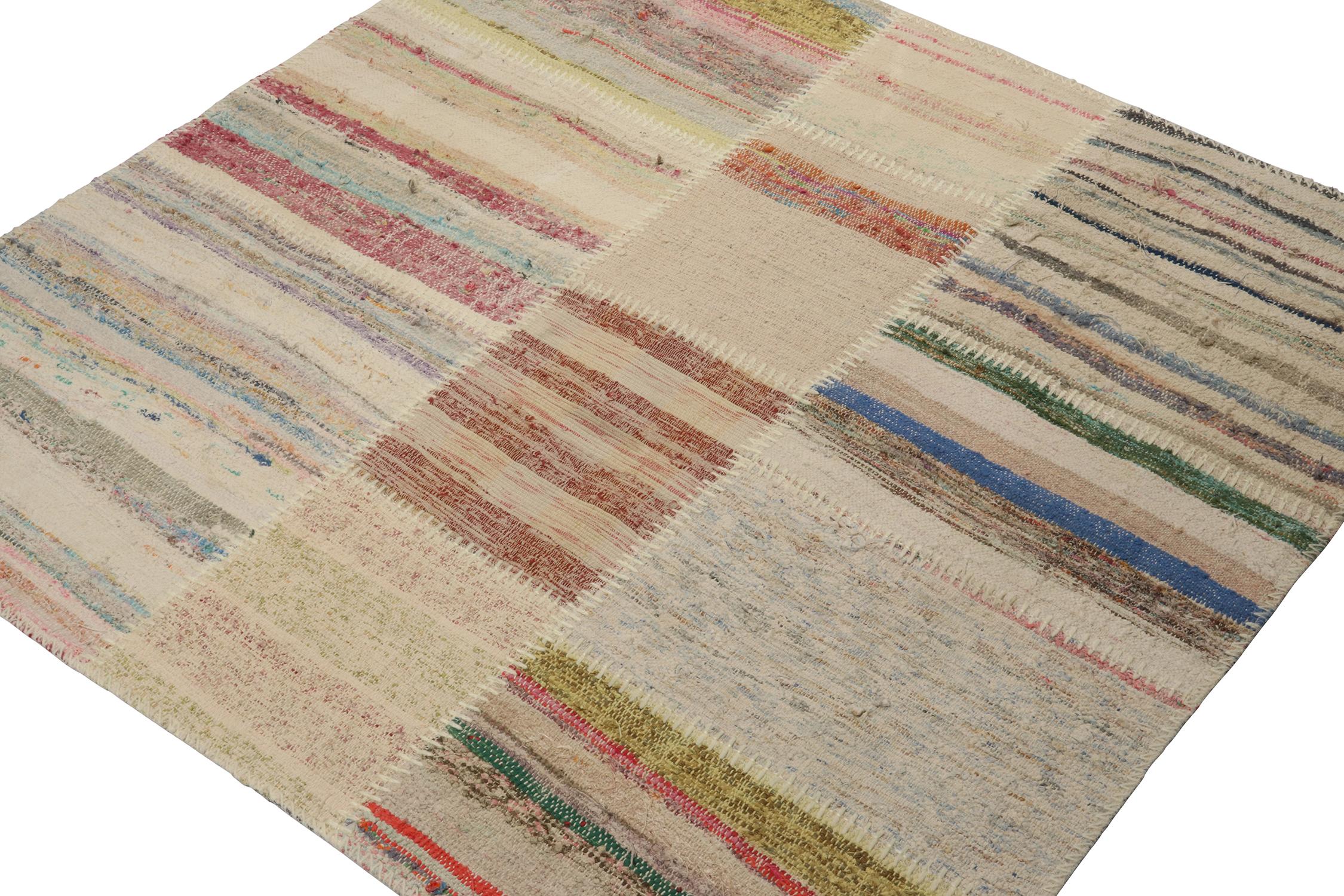 Turc Rug & Kilim's Patchwork Kilim Square Rug in Polychromatic Stripes (tapis carré en patchwork Kilim à rayures polychromes) en vente