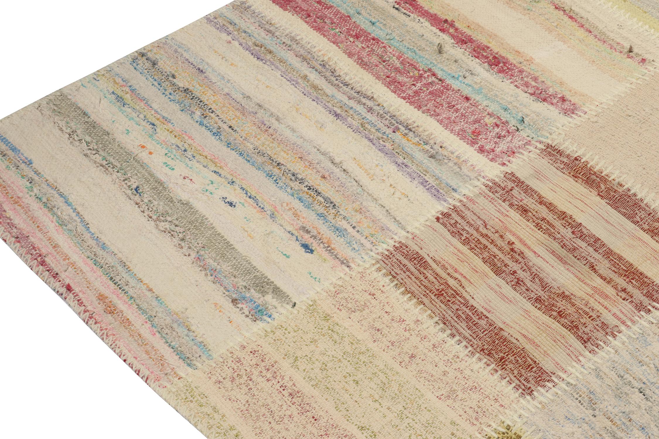 Noué à la main Rug & Kilim's Patchwork Kilim Square Rug in Polychromatic Stripes (tapis carré en patchwork Kilim à rayures polychromes) en vente