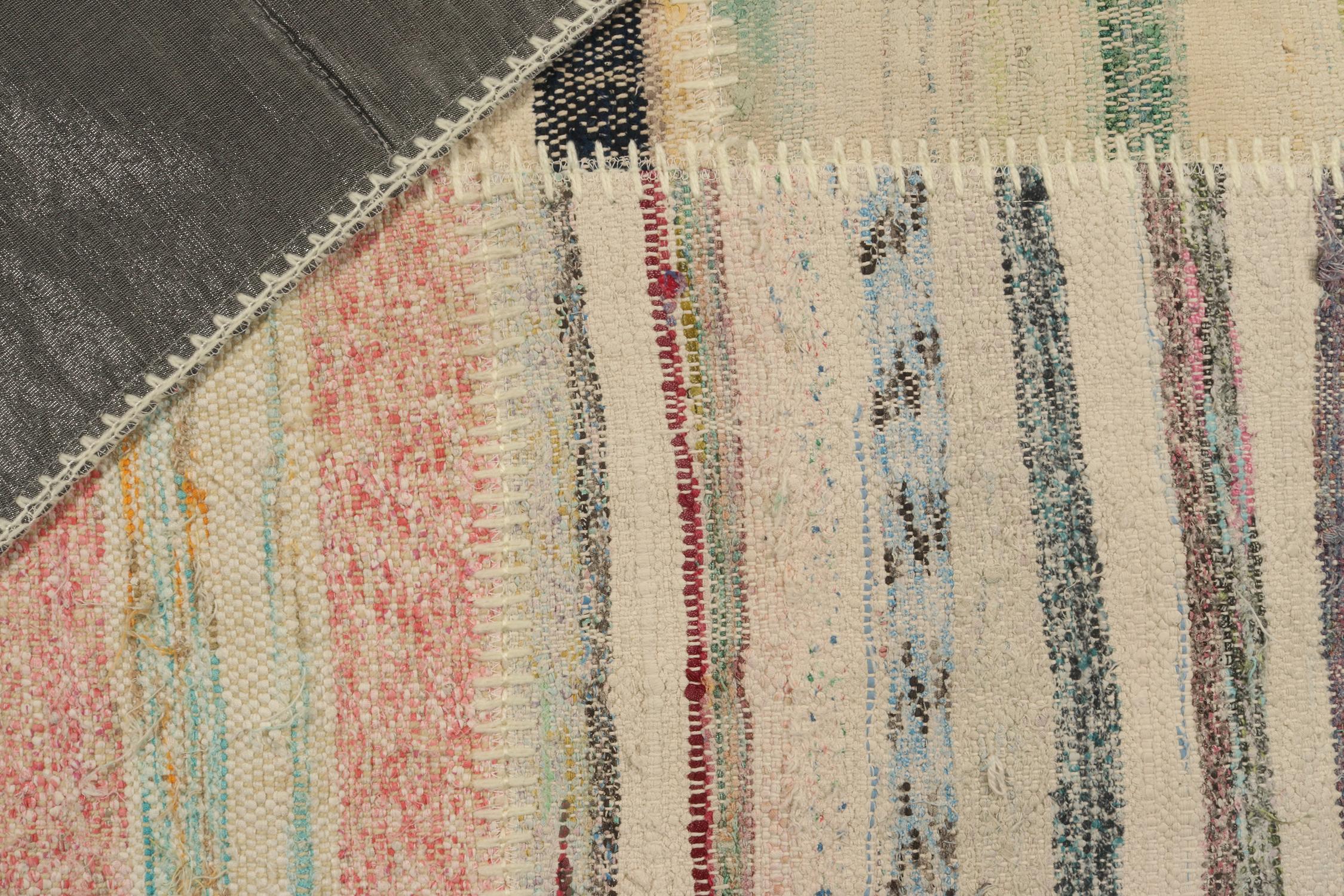 Rug & Kilim's Patchwork Kilim Square Rug in Polychromatic Stripes (tapis carré en patchwork Kilim à rayures polychromes) Neuf - En vente à Long Island City, NY