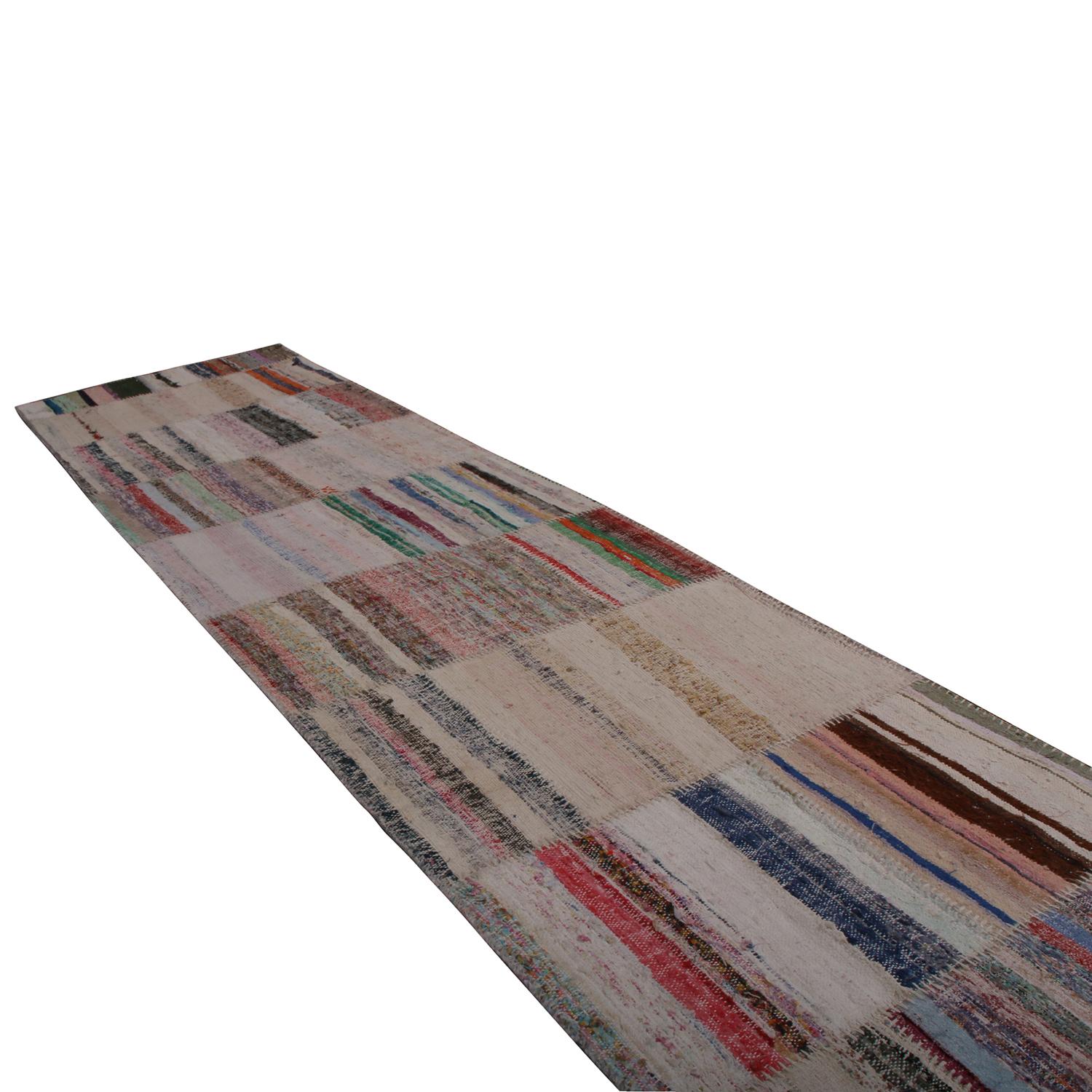 Tessuto a mano in lana e proveniente dalla Turchia, questo runner Kilim geometrico a tessitura piatta della collezione patchwork di Rug & Kilim sposa l'ispirazione del Kilim d'epoca con un'eccitante e moderna gamma di colori rosso, blu, rosa, verde
