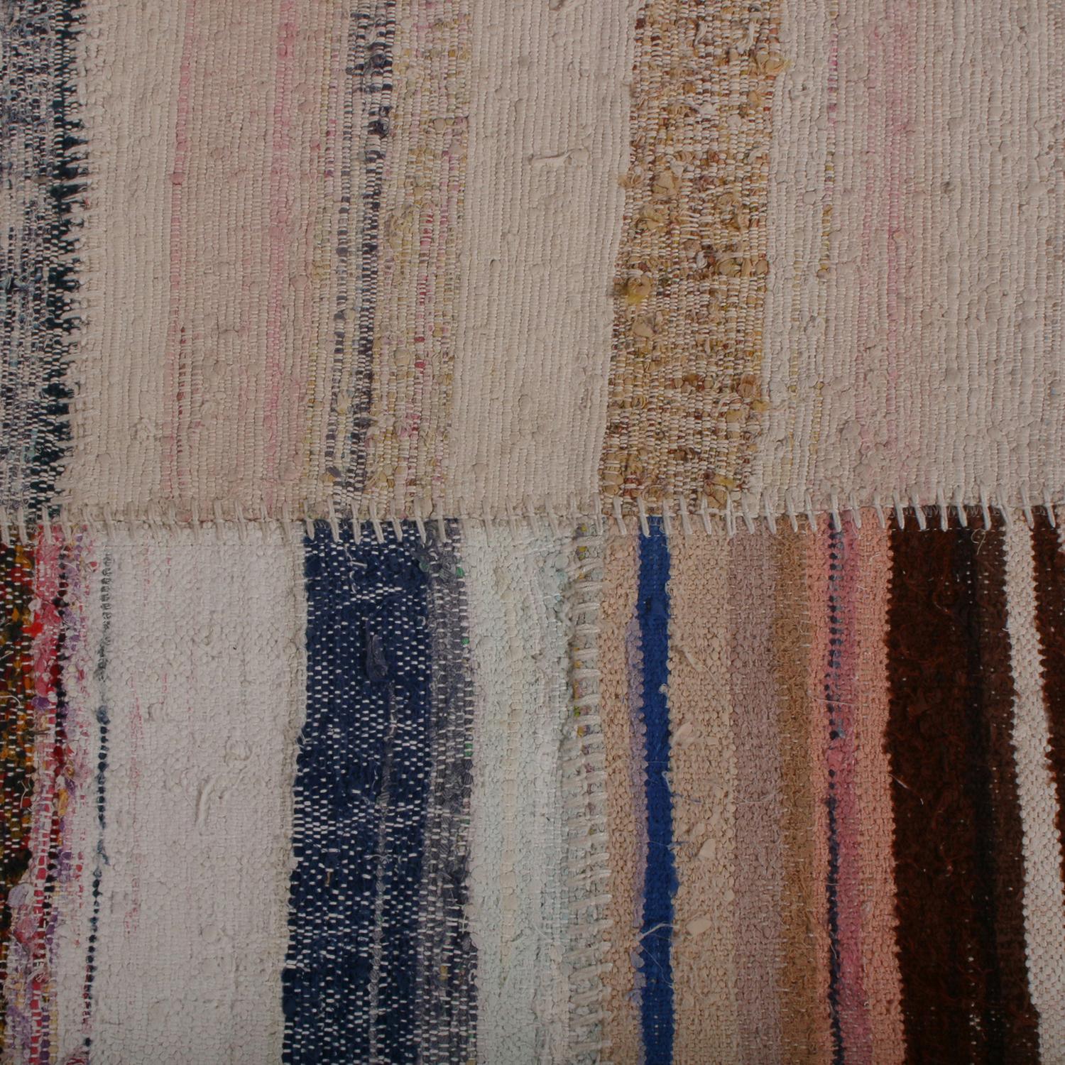 Turco Rug & Kilim è un tappeto patchwork moderno e geometrico in lana colorata beige e marrone. in vendita
